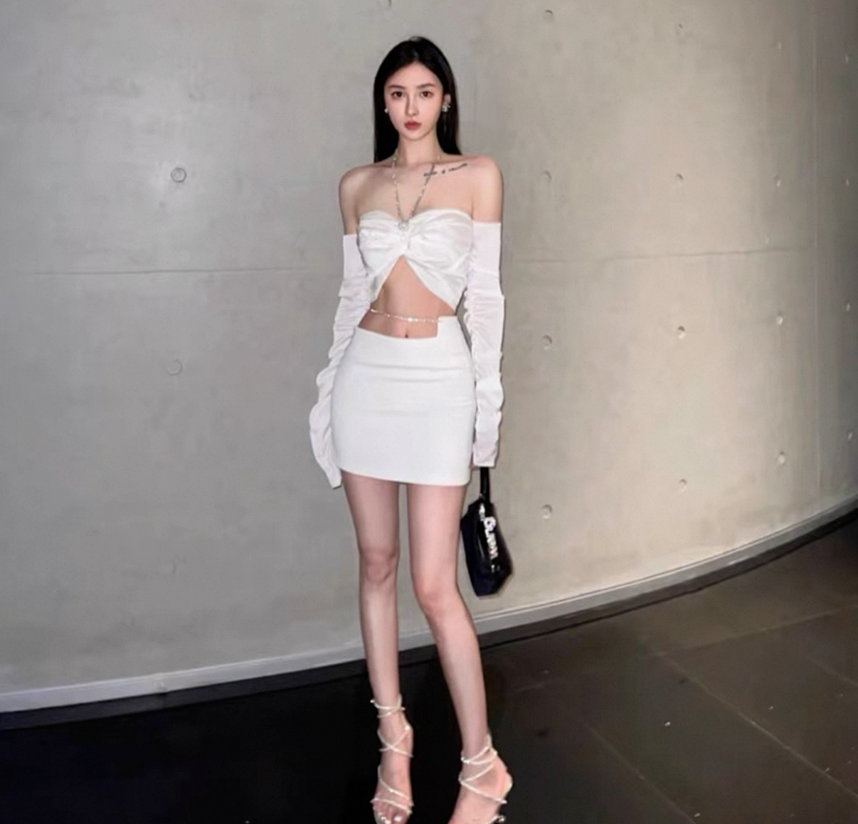 高級感白色緞面水鑽套裝