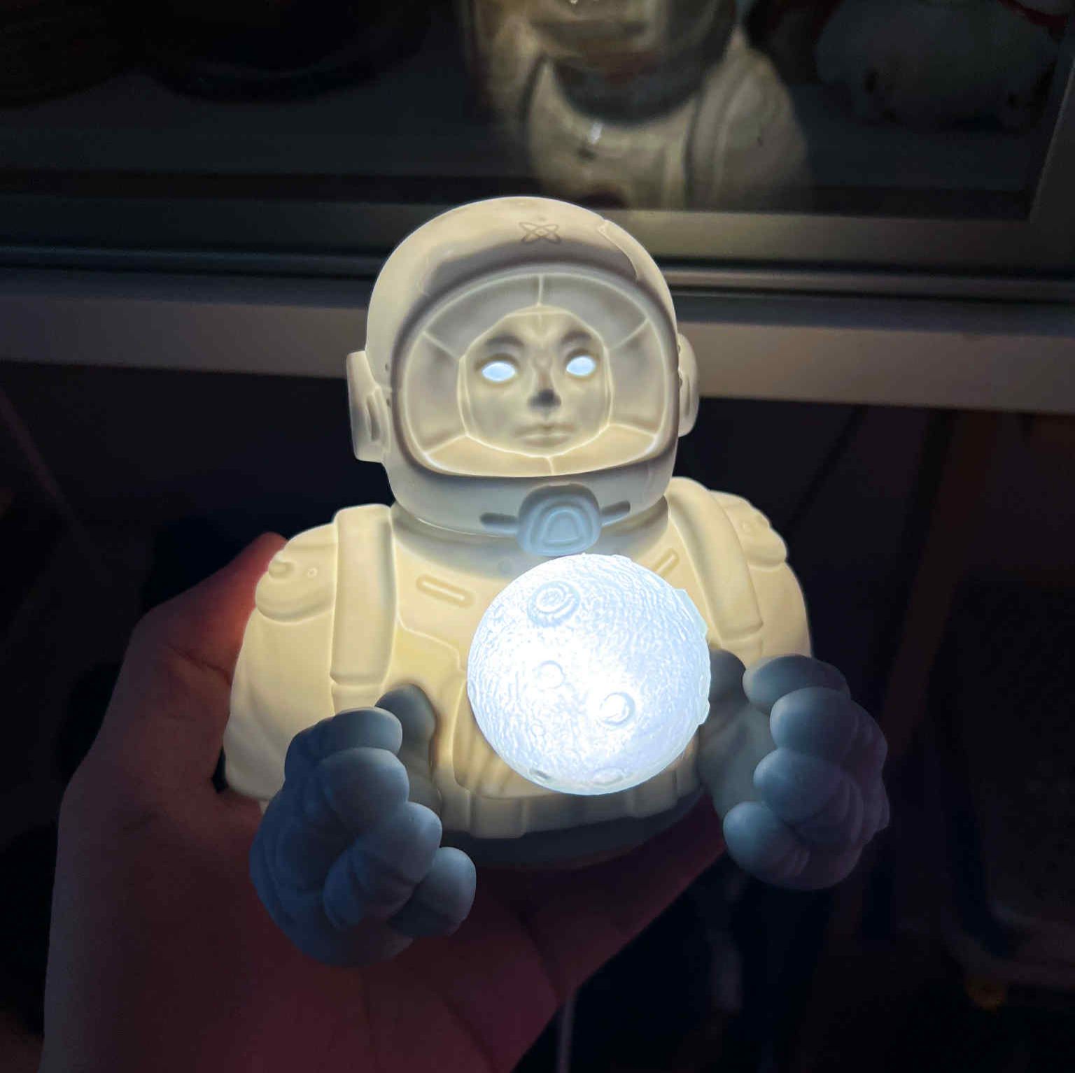 【掌中月球太空人小夜燈】