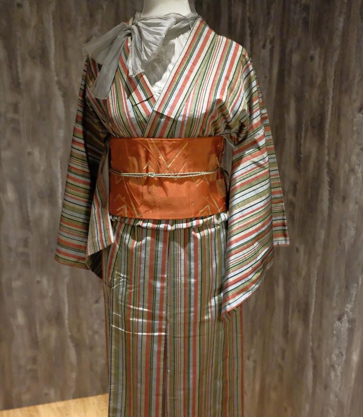 彩色條紋光澤感和服（不含腰帶配件）