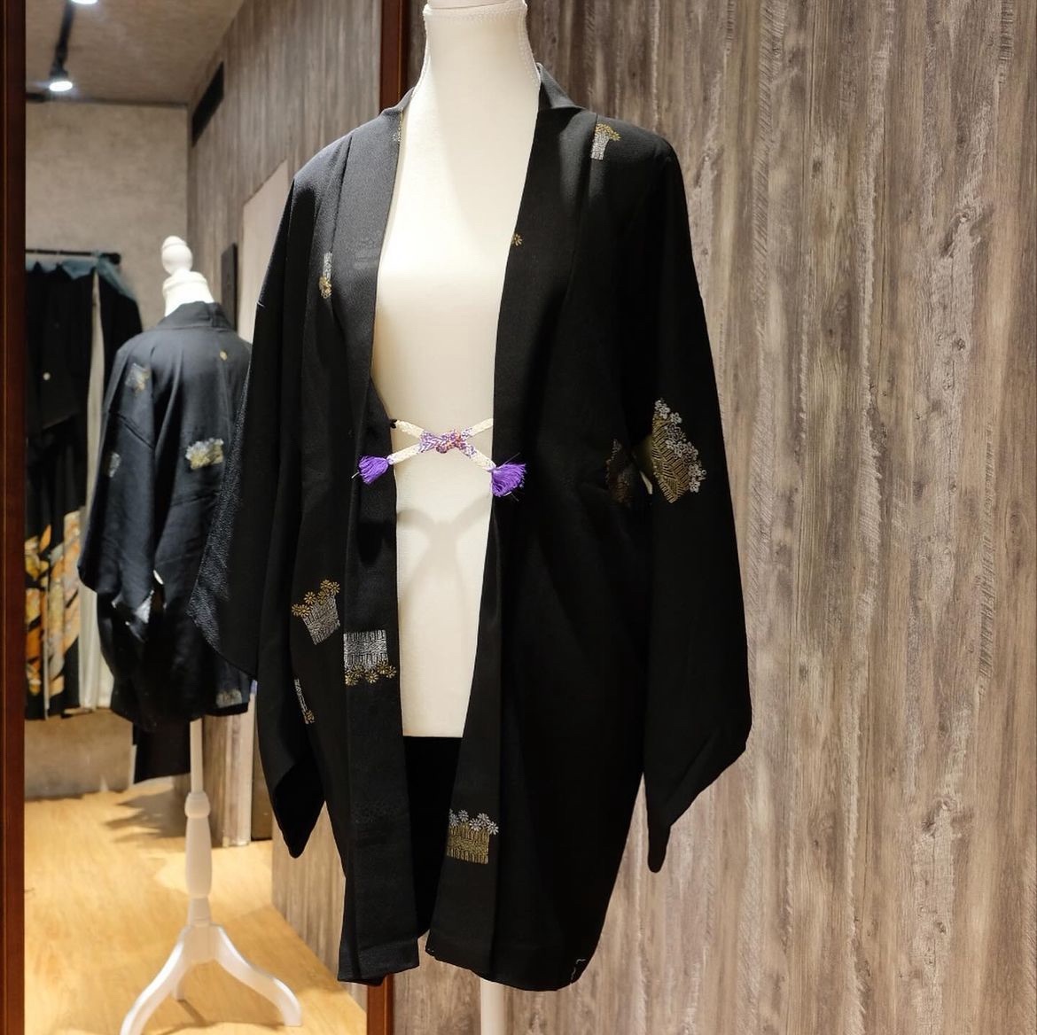 金銀圍籬刺繡黑羽織（附羽織紐）