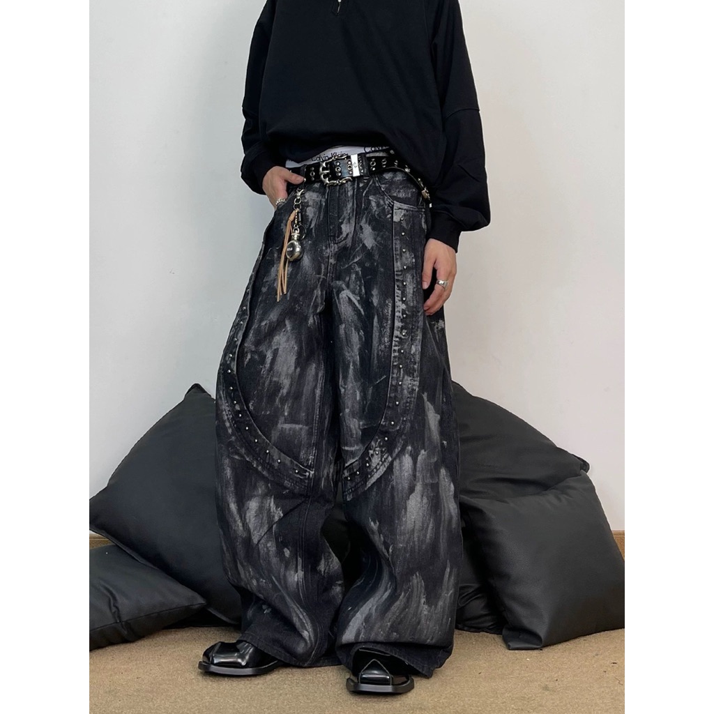 【Eternity】龐克美式重工做舊潑墨噴漆塗鴉吊帶不規則鉚釘彎刀牛仔褲 釘珠拖地寬長褲子