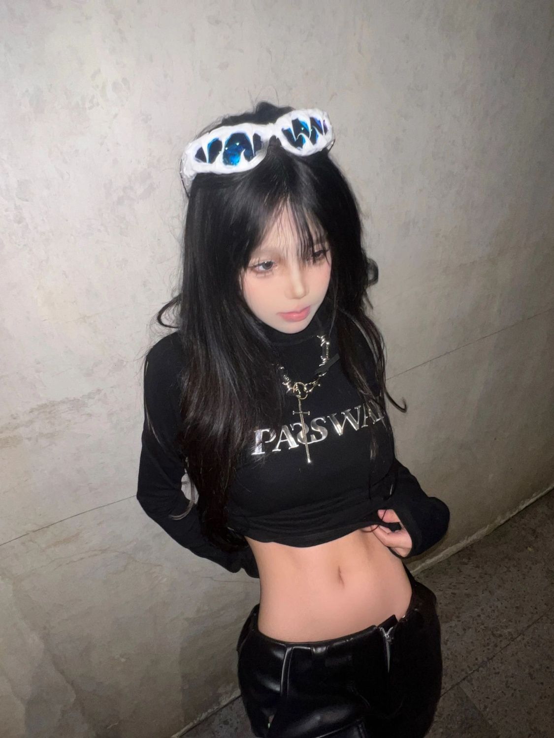 液態辣妹金屬字母短版上衣