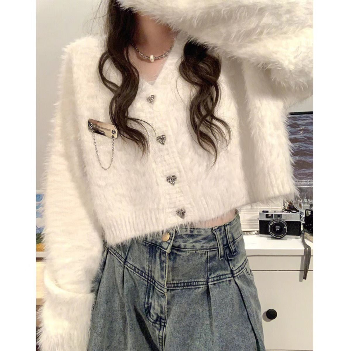 短版毛絨絨愛心扣開衫