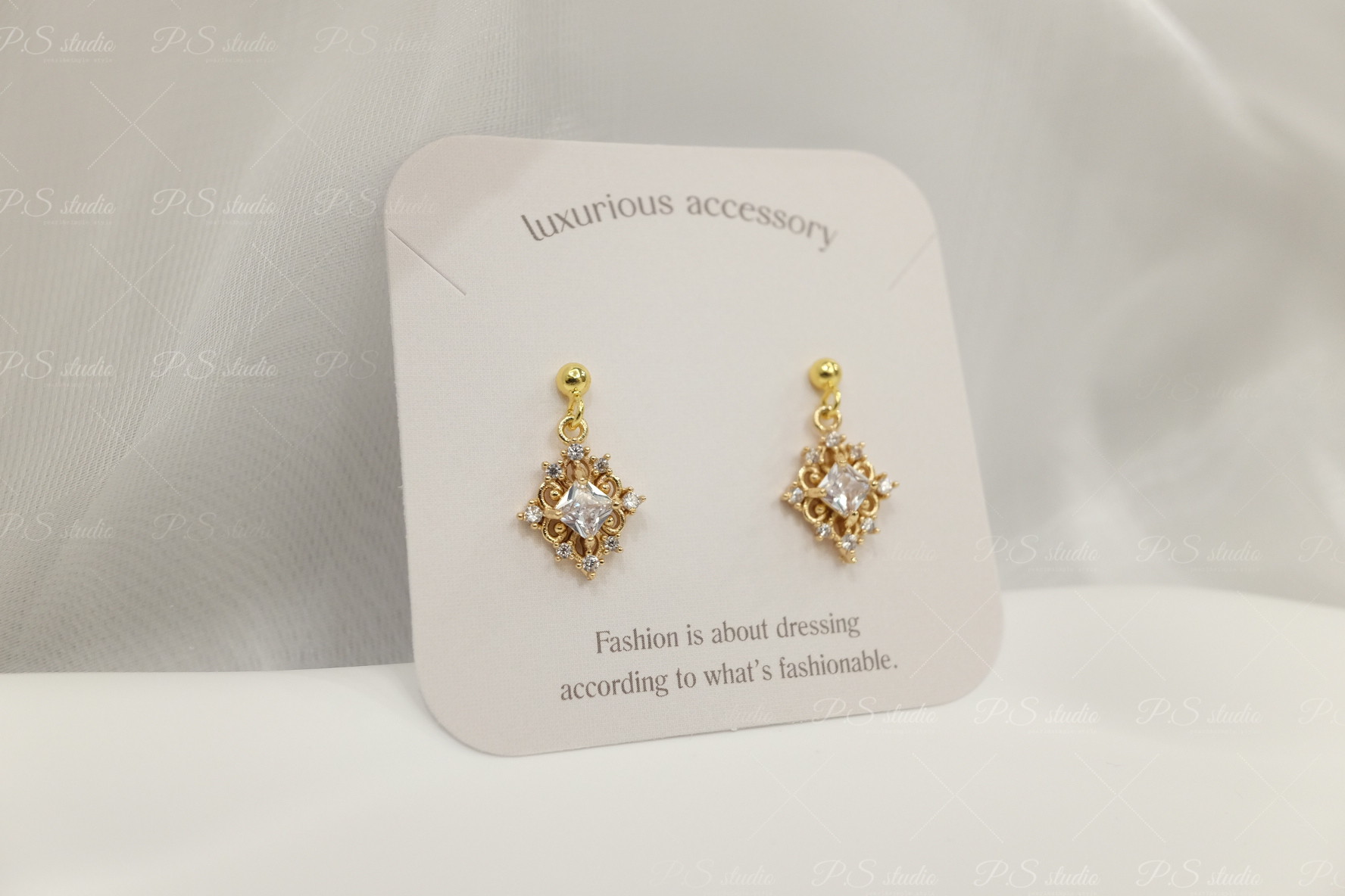 復古菱形蕾絲鋯石垂墜氣質耳針耳環。P.S studio。