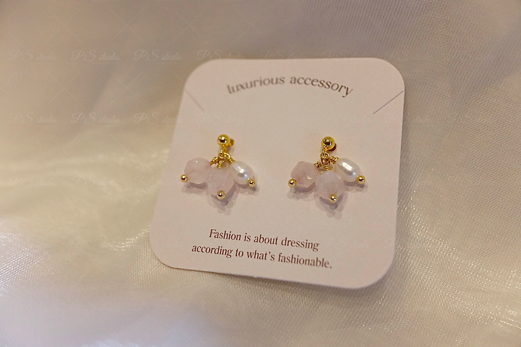 小粉晶與天然淡水珍珠正能量好人緣垂墜氣質耳針耳環。P.Sstudio。
