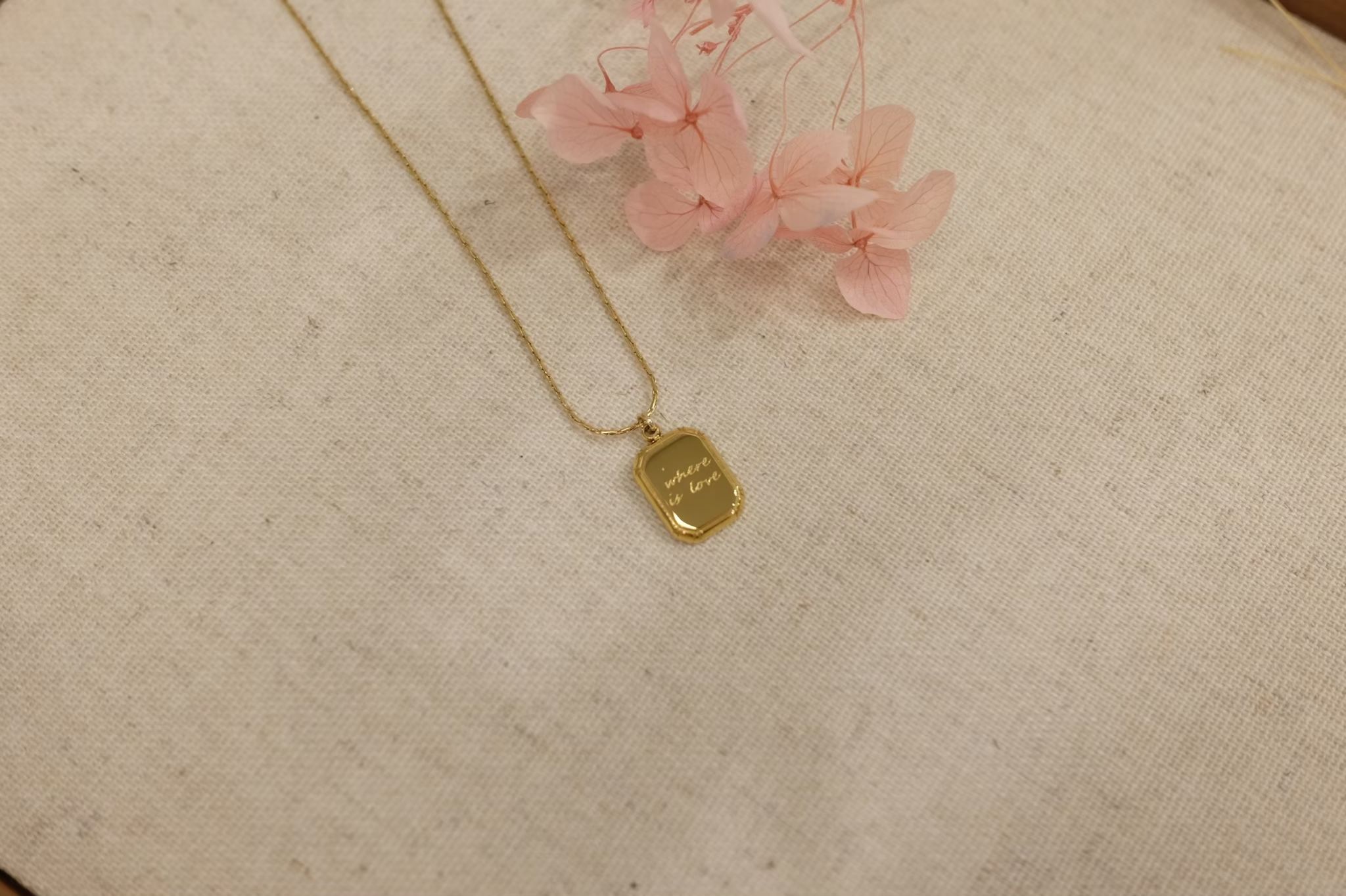 巧克力金塊英文草寫鈦鋼項鍊。P.S studio。