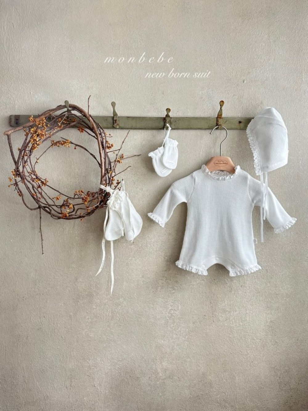 【預購】MonBebe ｜ 鬆餅格紋蕾絲邊長袖包屁衣