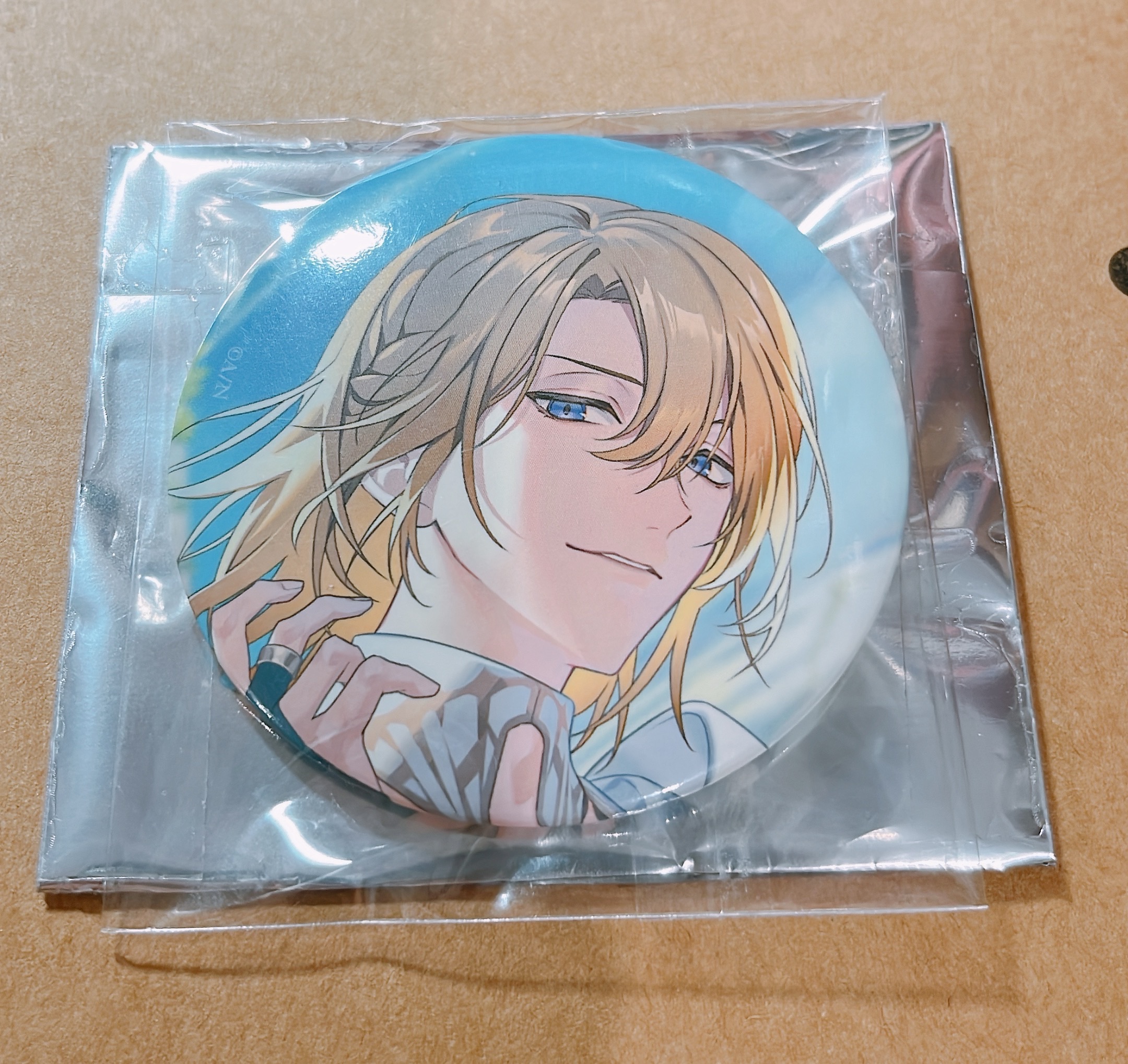 Luxiem三週年徽章交換 +明信片贈品（20元內退）