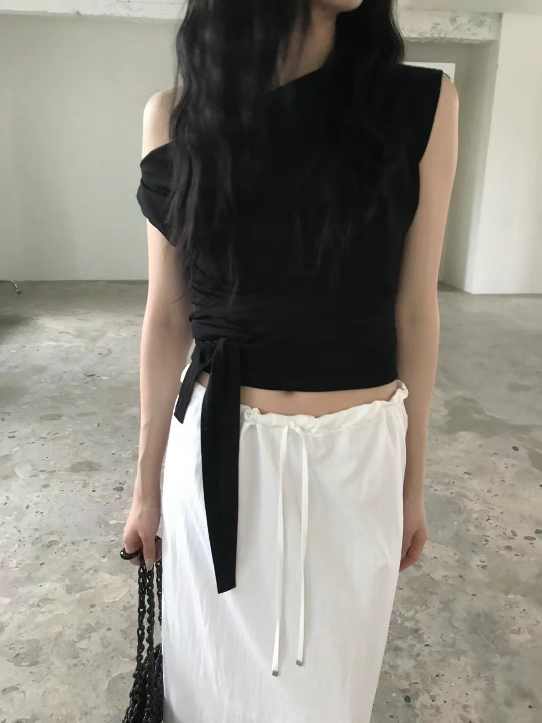 斜肩不規則綁帶上衣