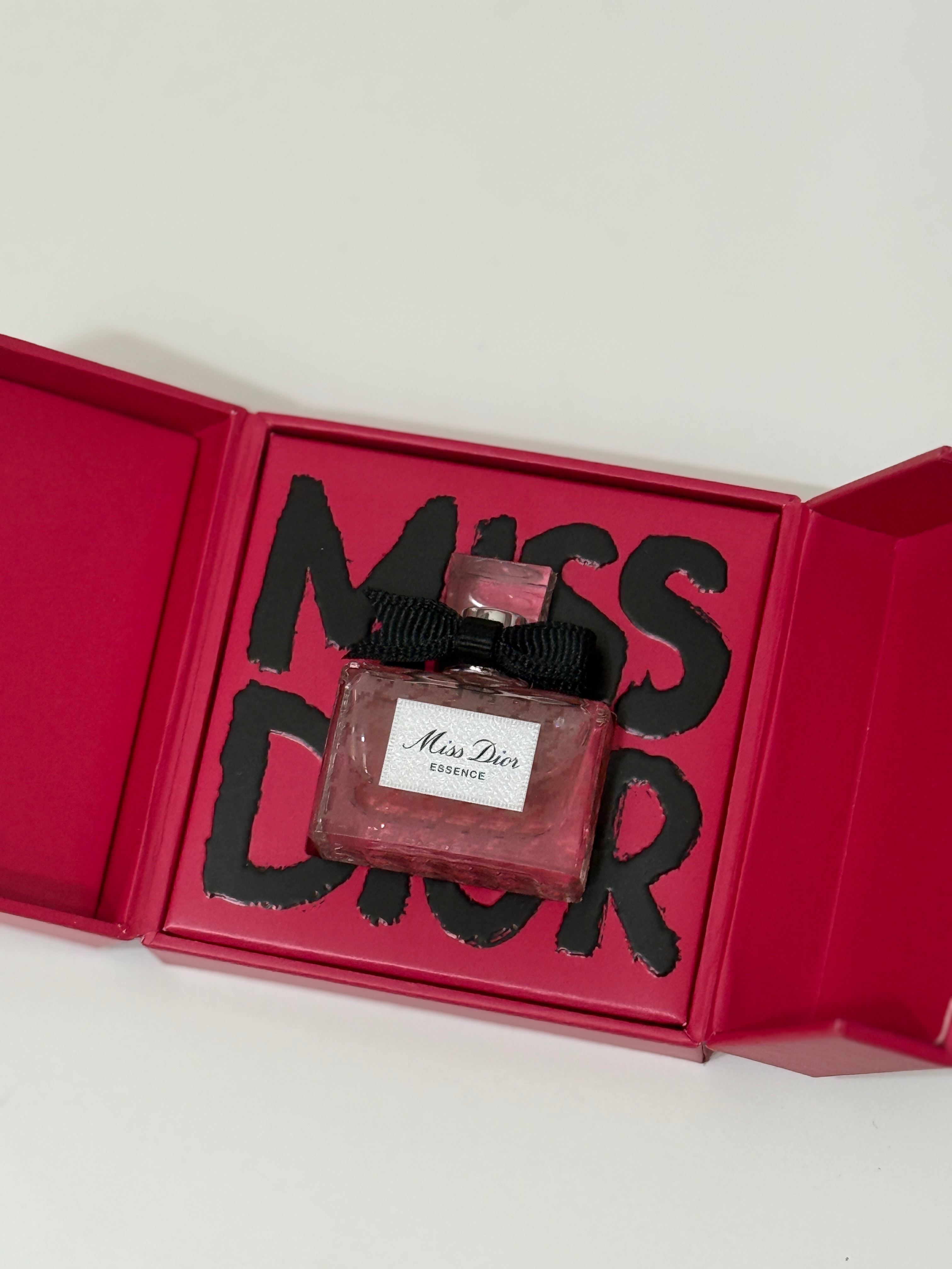 《現貨》Miss Dior Essence 馥郁香精限量禮盒版 5ml (黑)