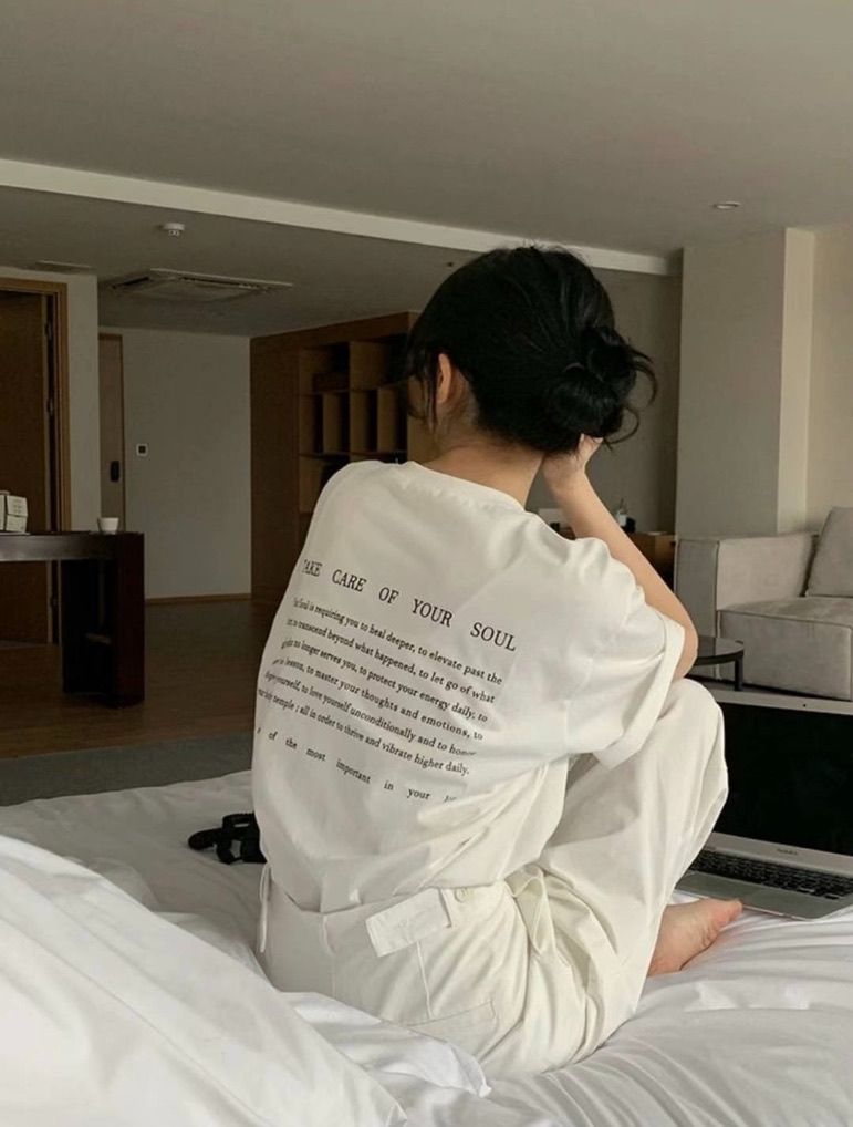 背後字母短袖tee