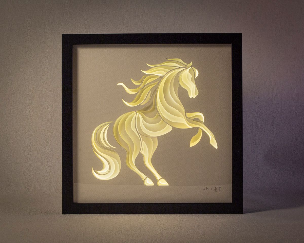 【馬 典雅】立體紙雕氣氛燈 / 明暗層疊 × 安定典雅