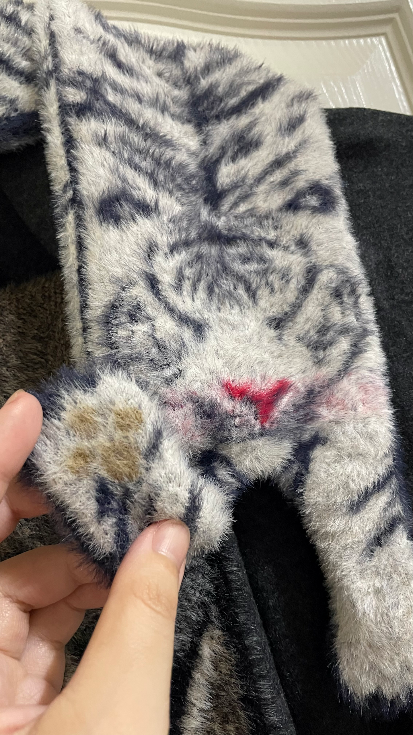 白虎絨毛短圍巾有扣