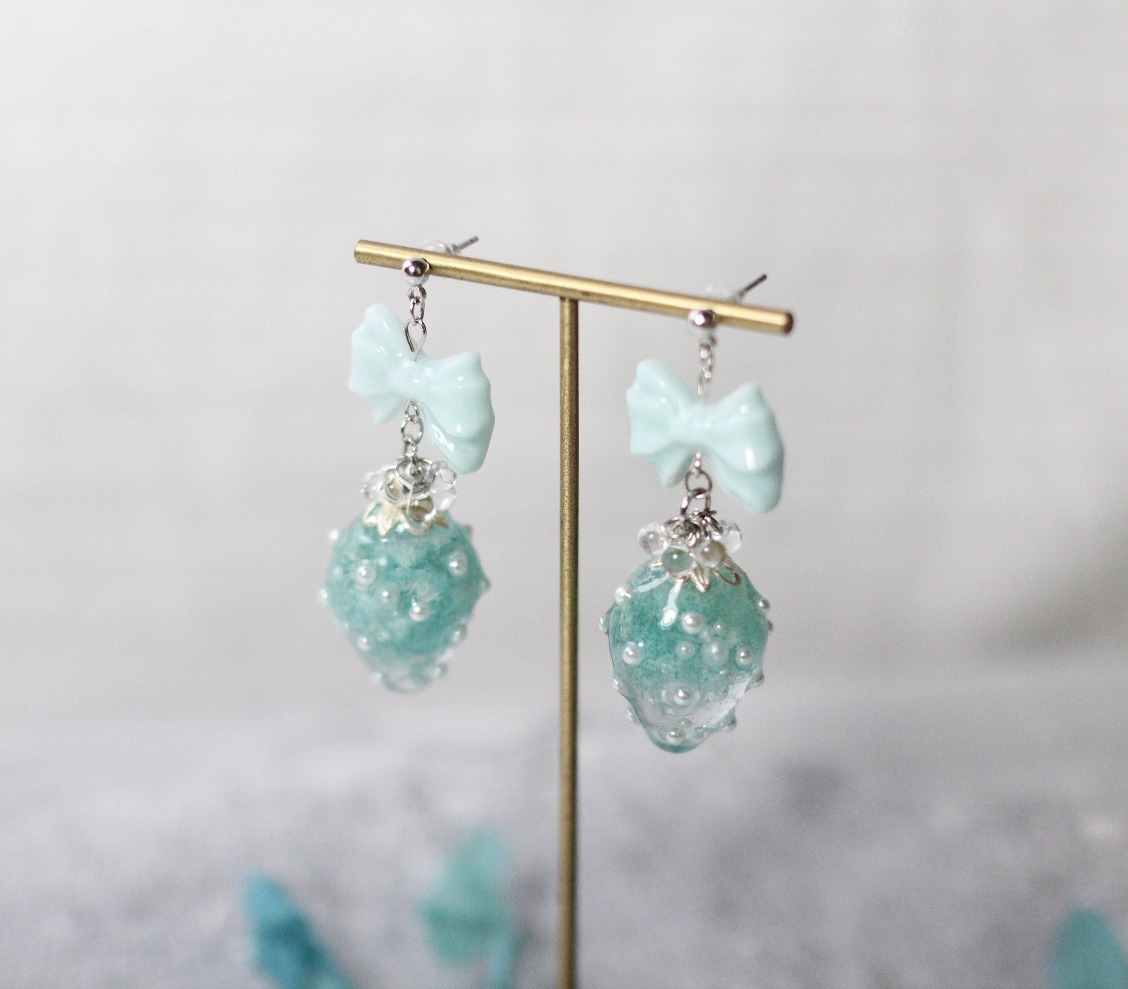 粉藍蝴蝶結＆ 水藍色 ＂大草莓＂ 耳環🍓