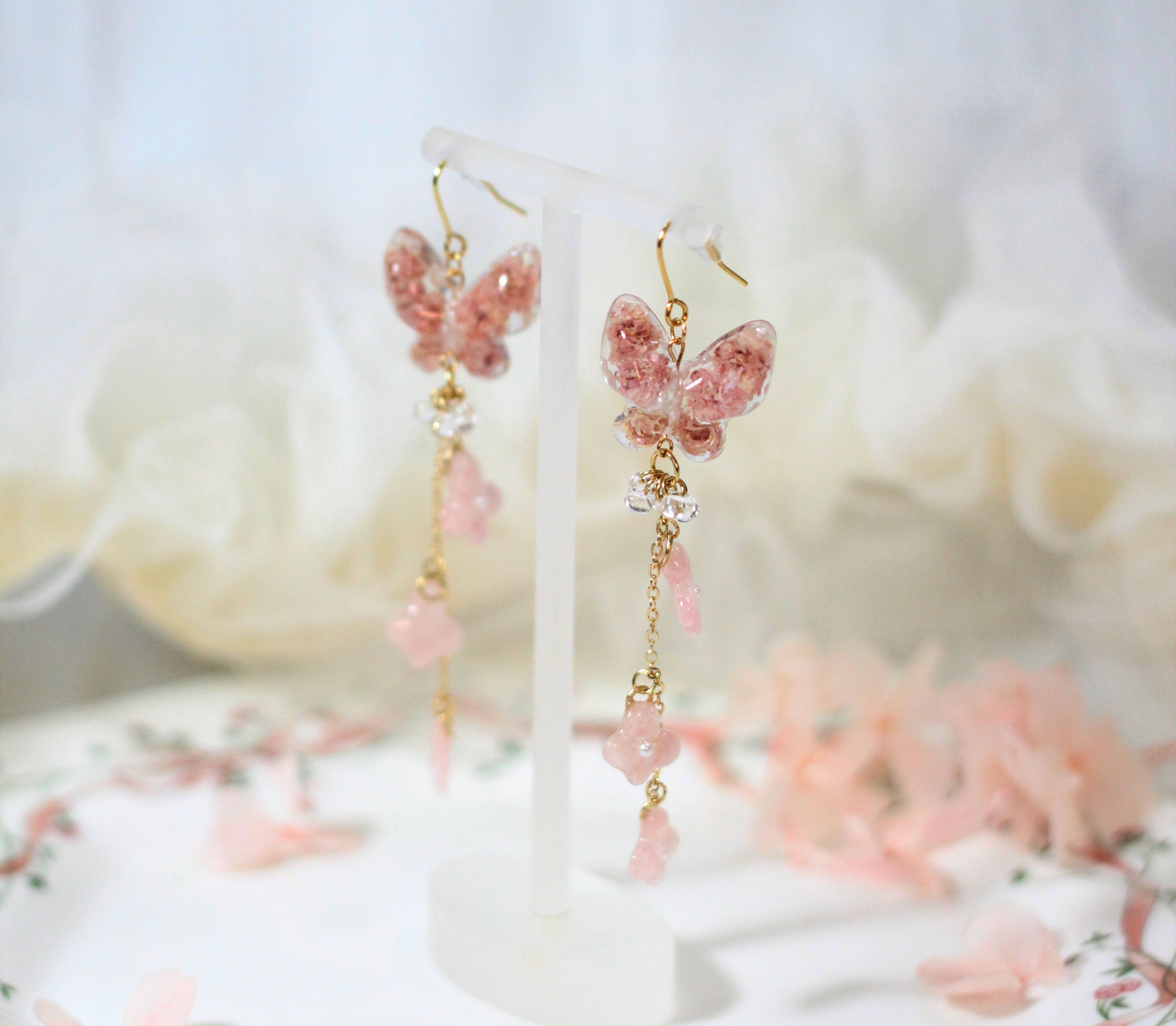 粉色 蝴蝶滴膠+乾燥花材 耳環