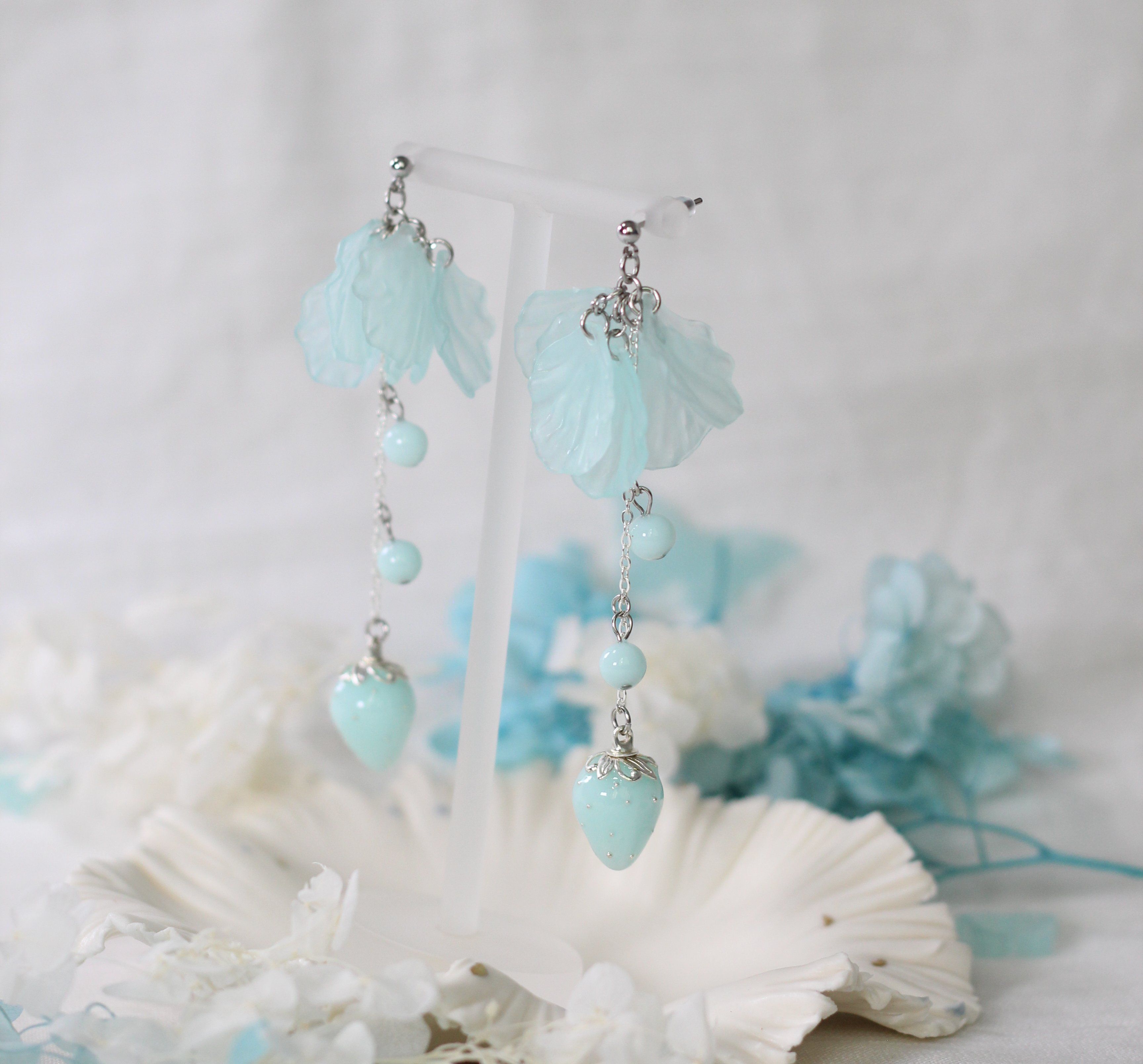 水藍色 滴膠草莓耳環