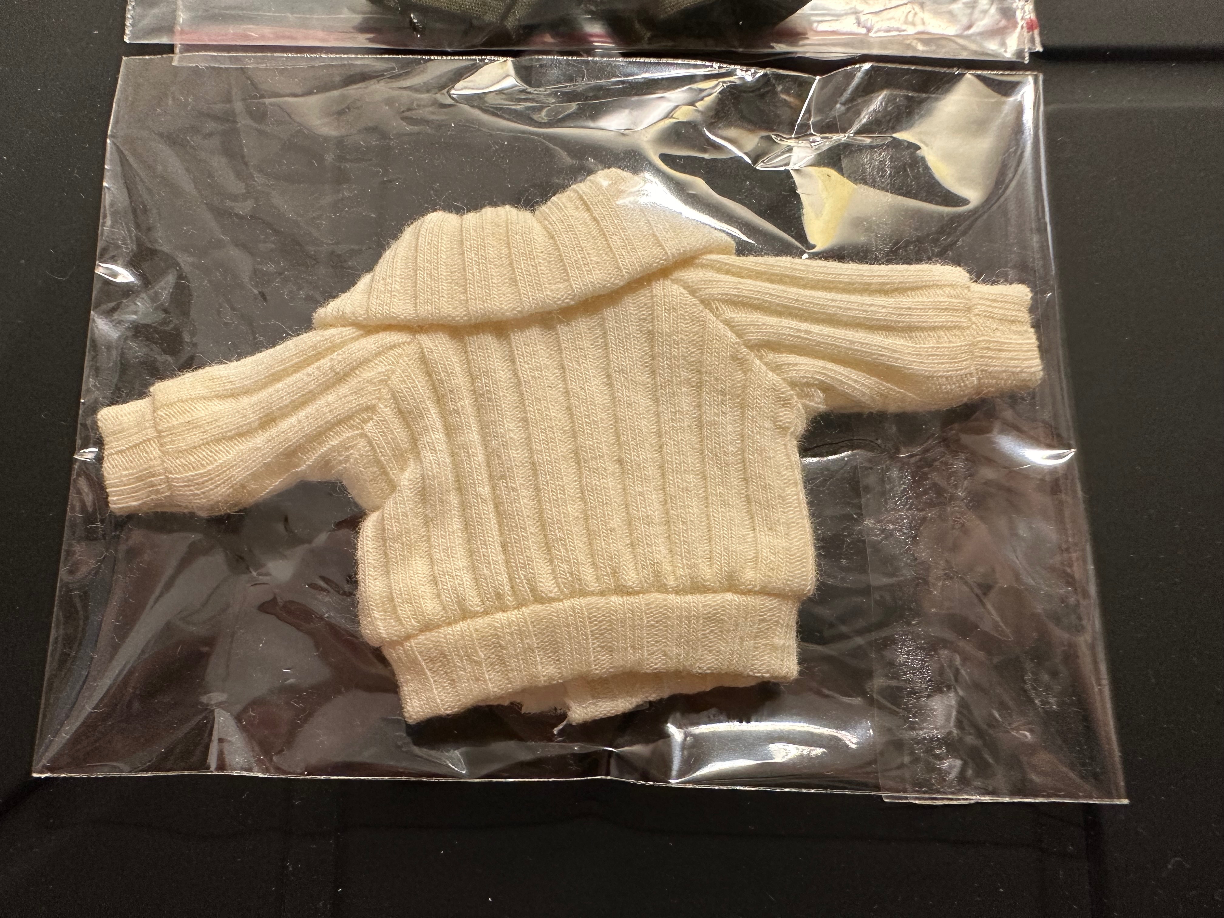 米黃色翻領毛衣