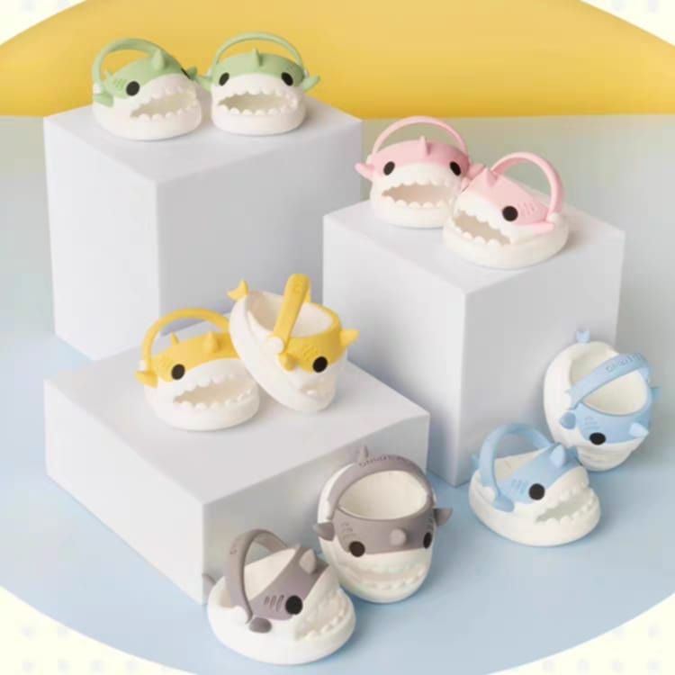 編號 : 40 鯊魚拖鞋（20cm娃用）