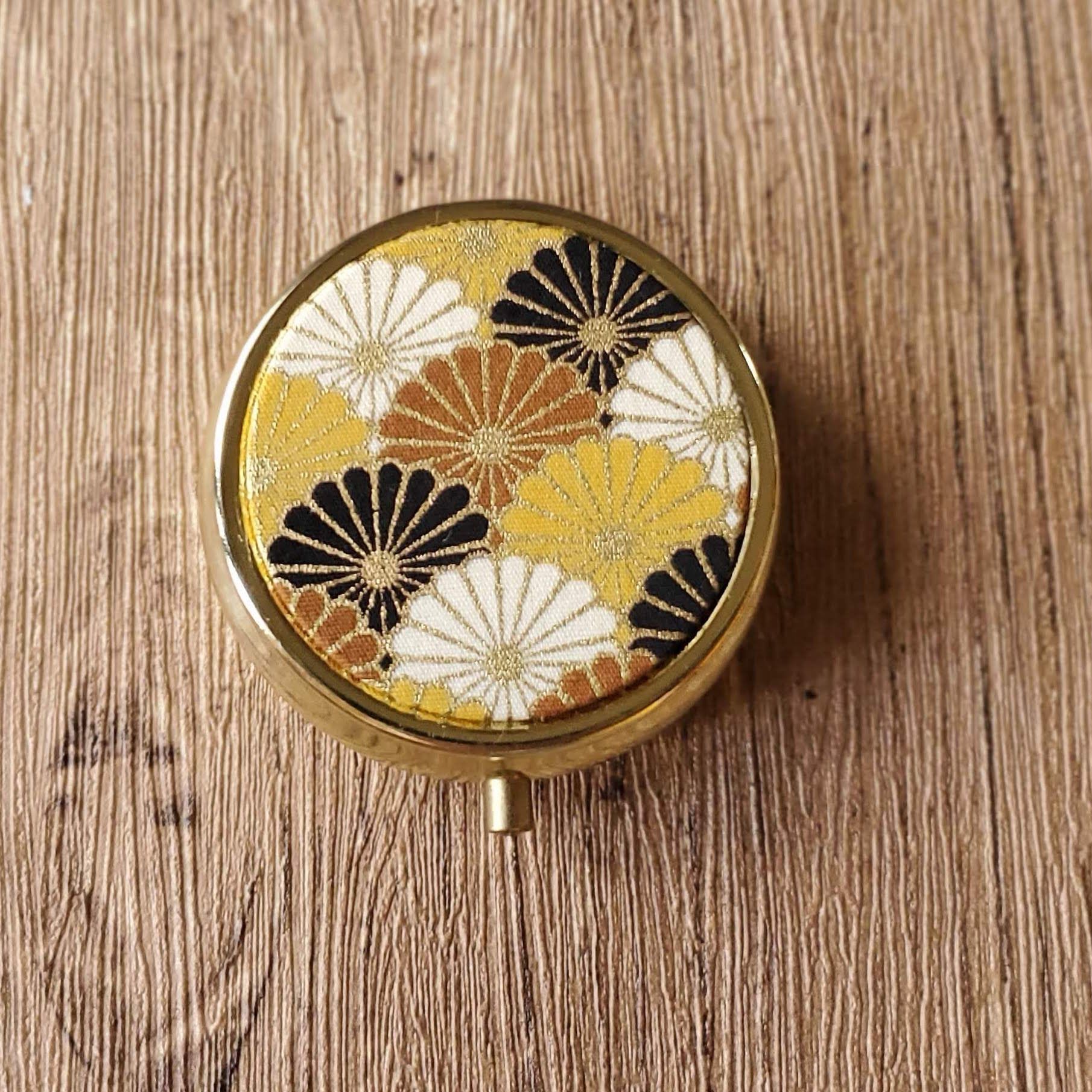 5cm 小藥盒 金色燙金和風菊花