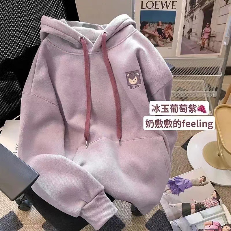 加絨草莓熊刺繡帽T