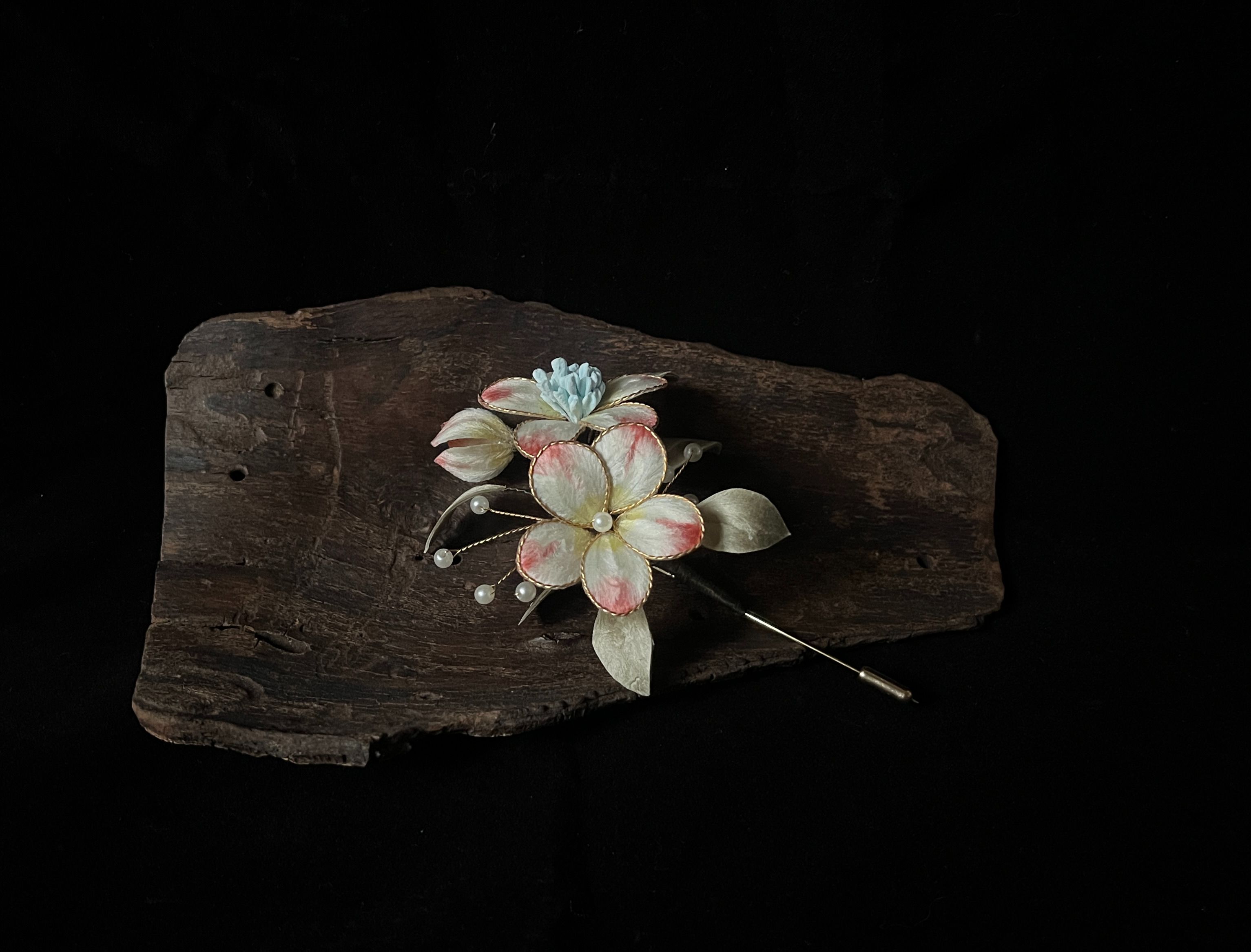 預購 掐絲五瓣花 胸針