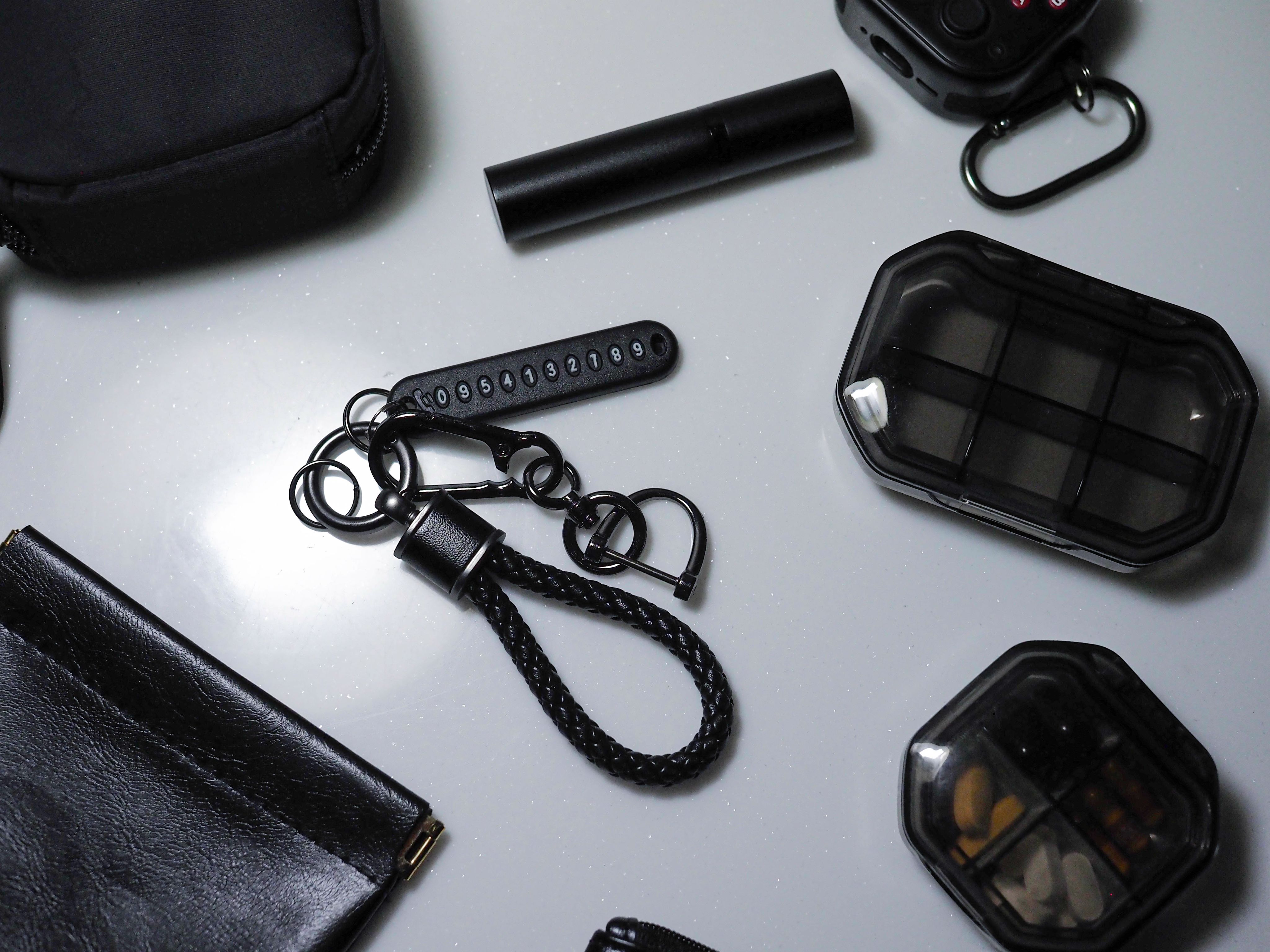 THE NOOK | 黑色鋅合金編織繩鑰匙扣 防遺失扣環 手機號碼鑰匙圈 行李箱扣