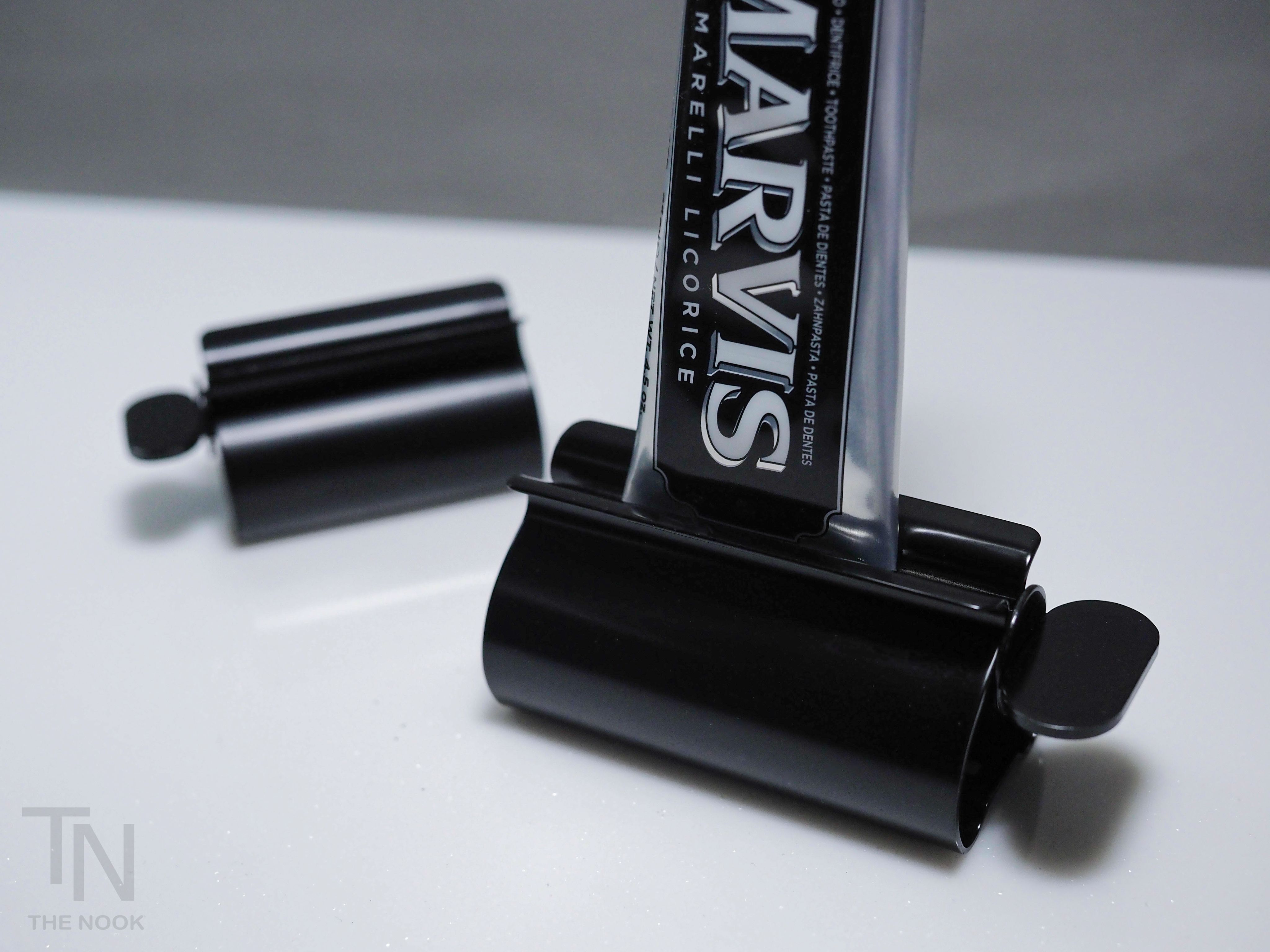 THE NOOK | 黑色不鏽鋼擠牙膏器 洗面乳架 牙膏掛架 護手霜擠壓器 [台灣現貨]