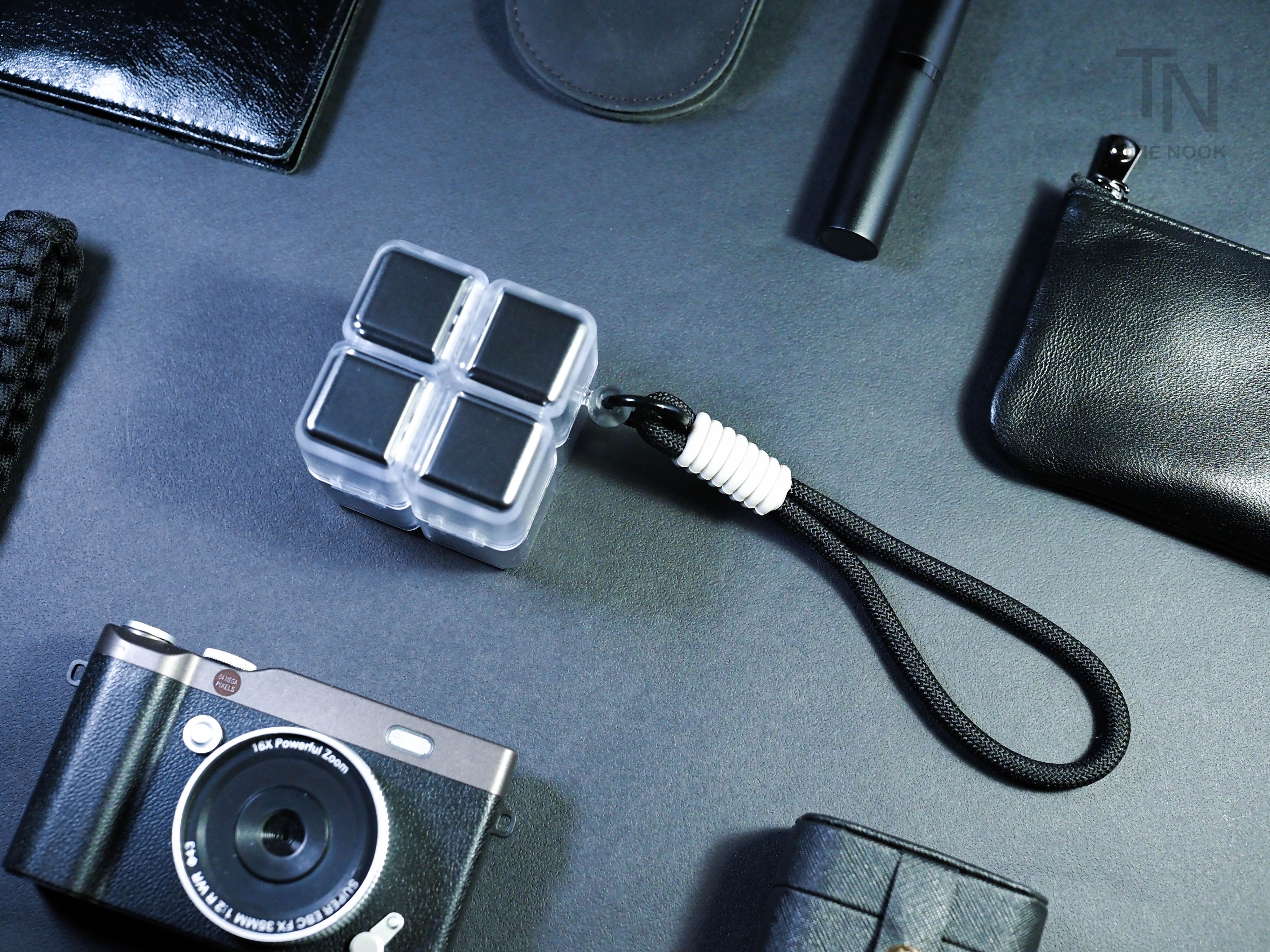 [THE NOOK] | 黑色磁吸魔方藥盒 八格藥盒 隨身分裝藥盒 [盒裝附掛繩] [台灣現貨]