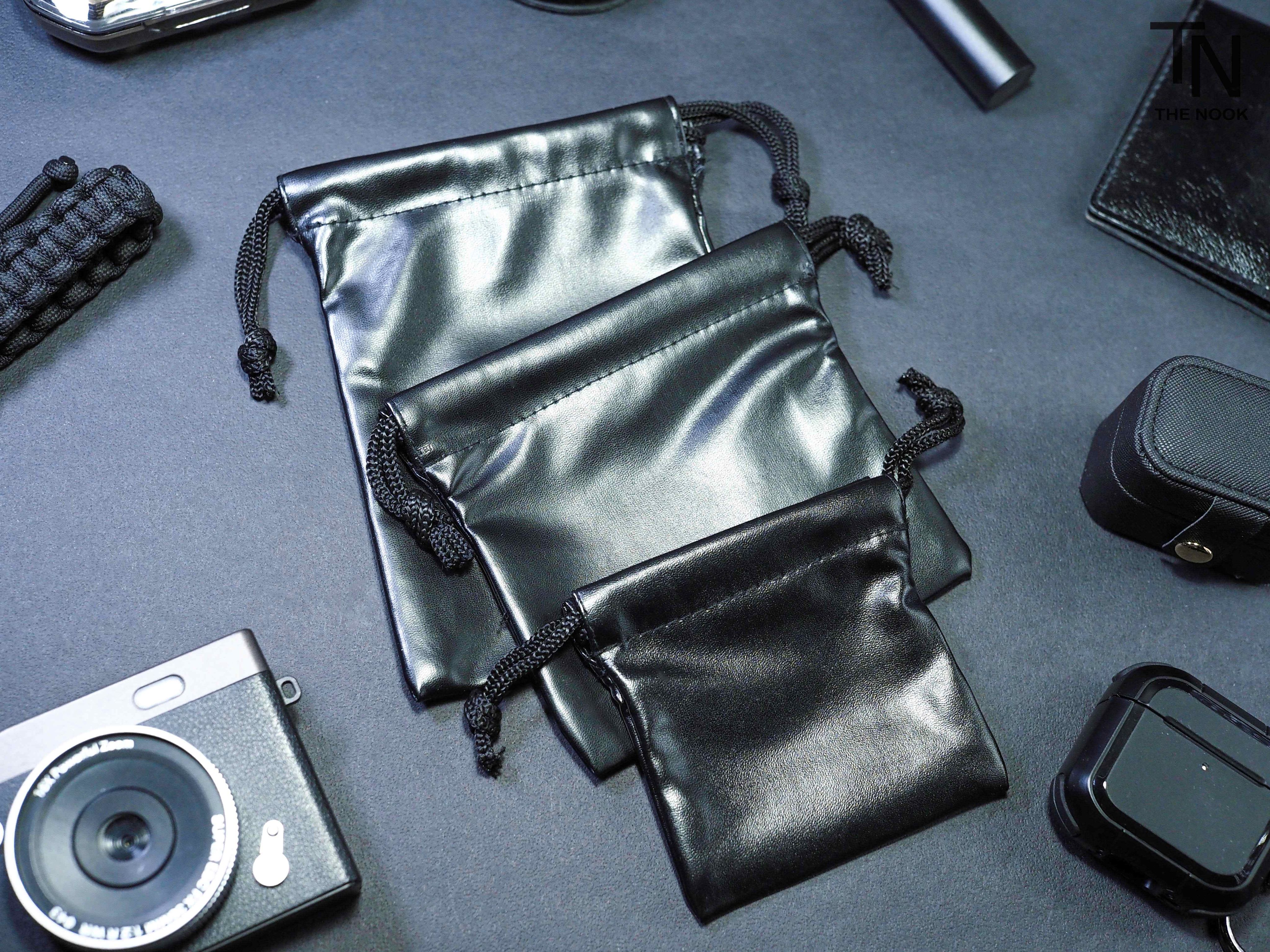 THE NOOK | 黑色防水PU皮束口袋 防塵袋 多功能束口袋[台灣現貨]