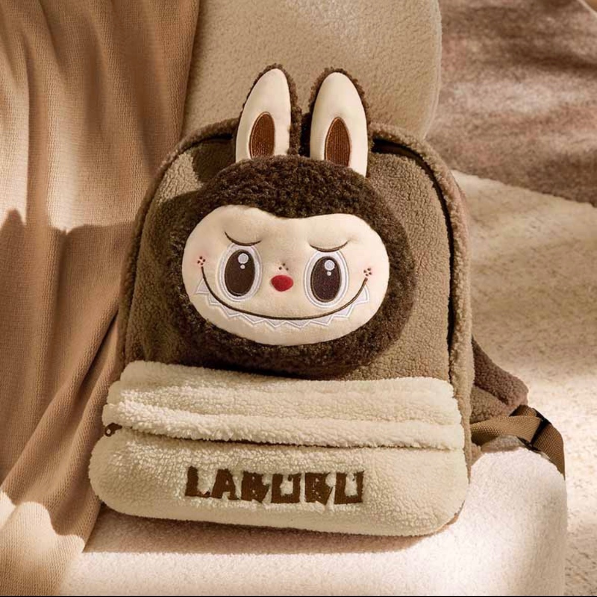 [現貨] 🖤 全新LABUBU 經典羊羔絨雙肩包 （棕色）