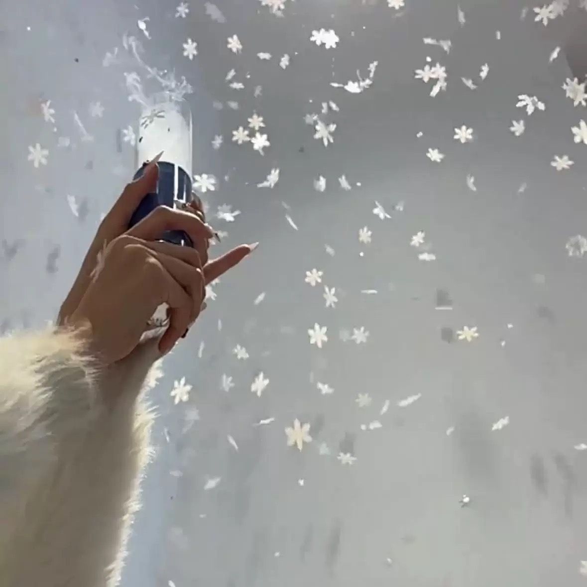 手持雪花筒