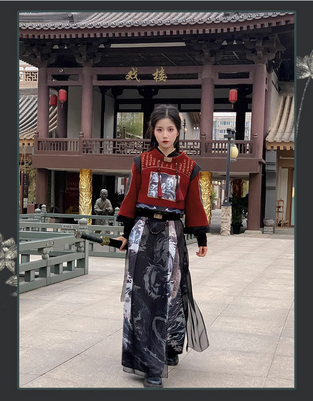 【代購】龍螭游俠 金色索邊龍紋刺繡飛燕字母釦襯衫＆圓領兔毛包邊袖口流蘇掛墜外套＆金屬釦珠鍊黑紗半裙＆束腳燈籠褲子＆腰繩