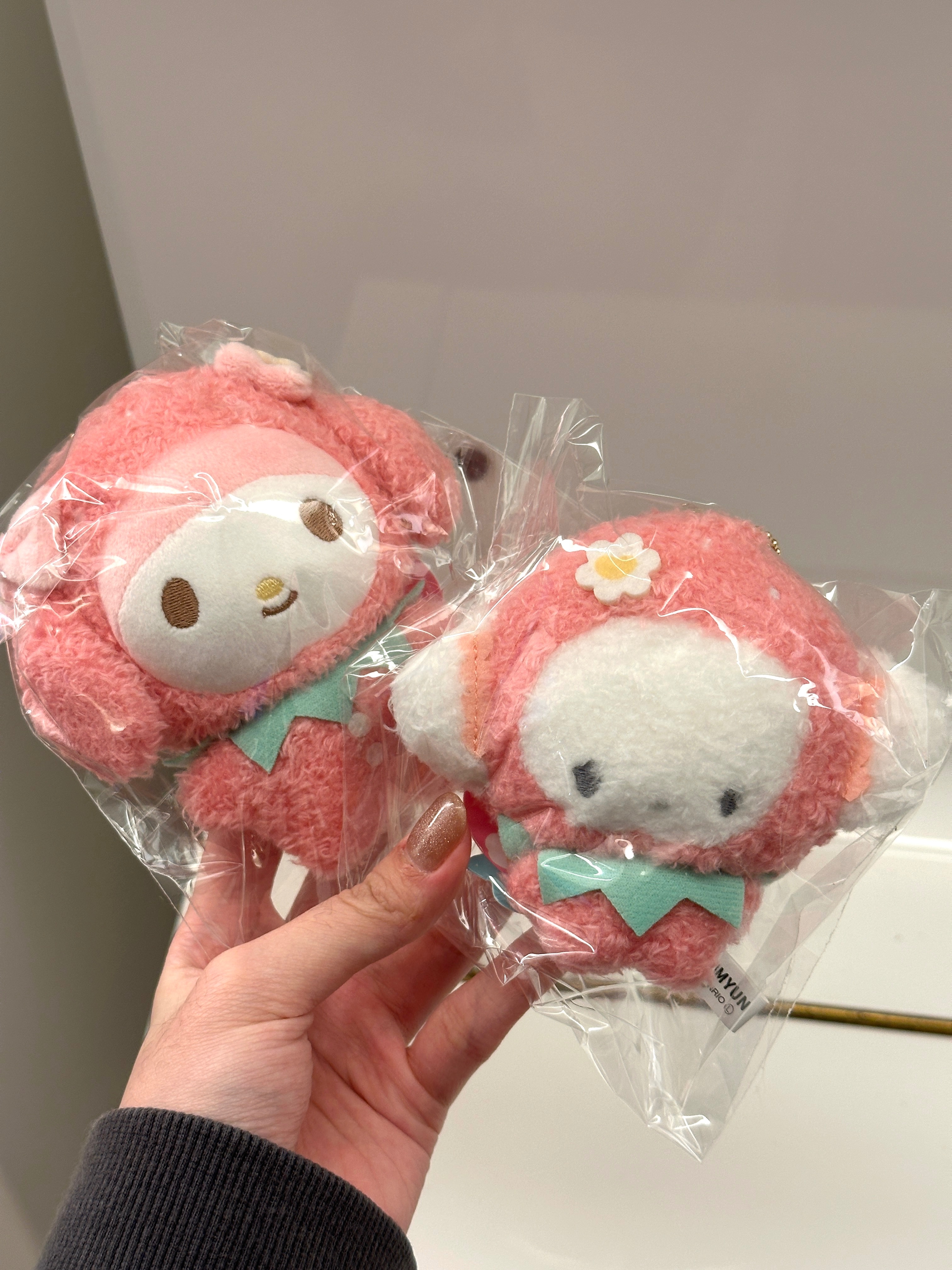 現貨｜三麗鷗草莓變裝吊飾娃