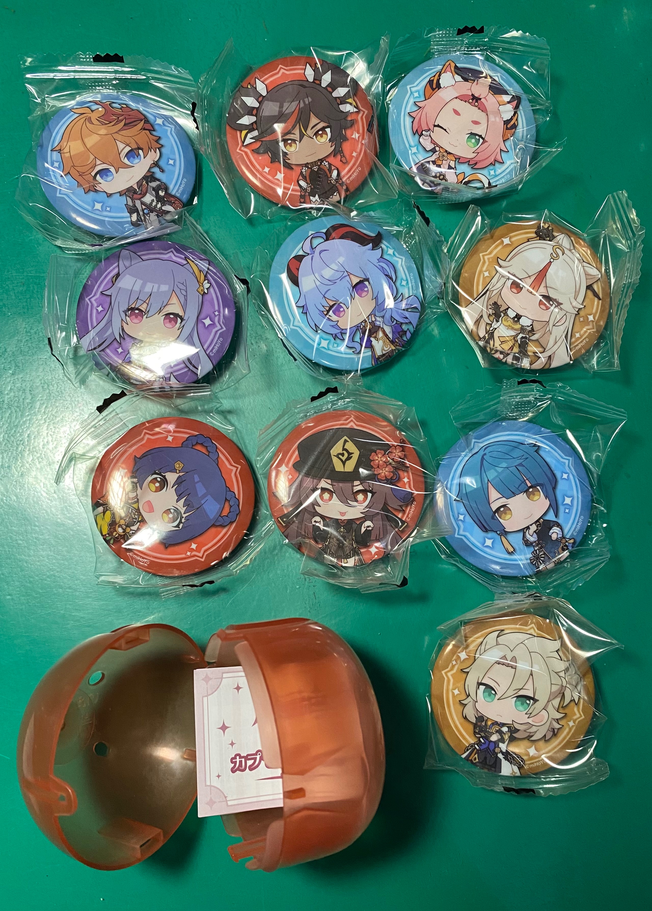 日版扭蛋角色徽章，會個別附扭蛋殼