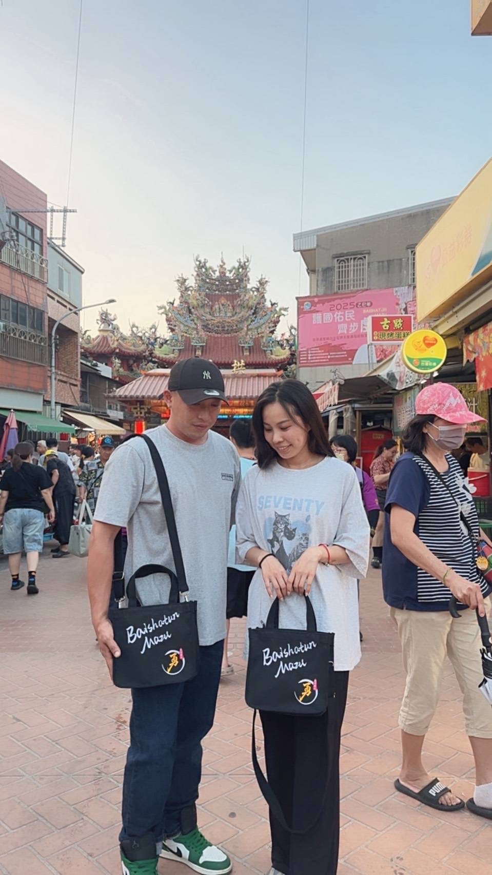 英文字母新款側背包