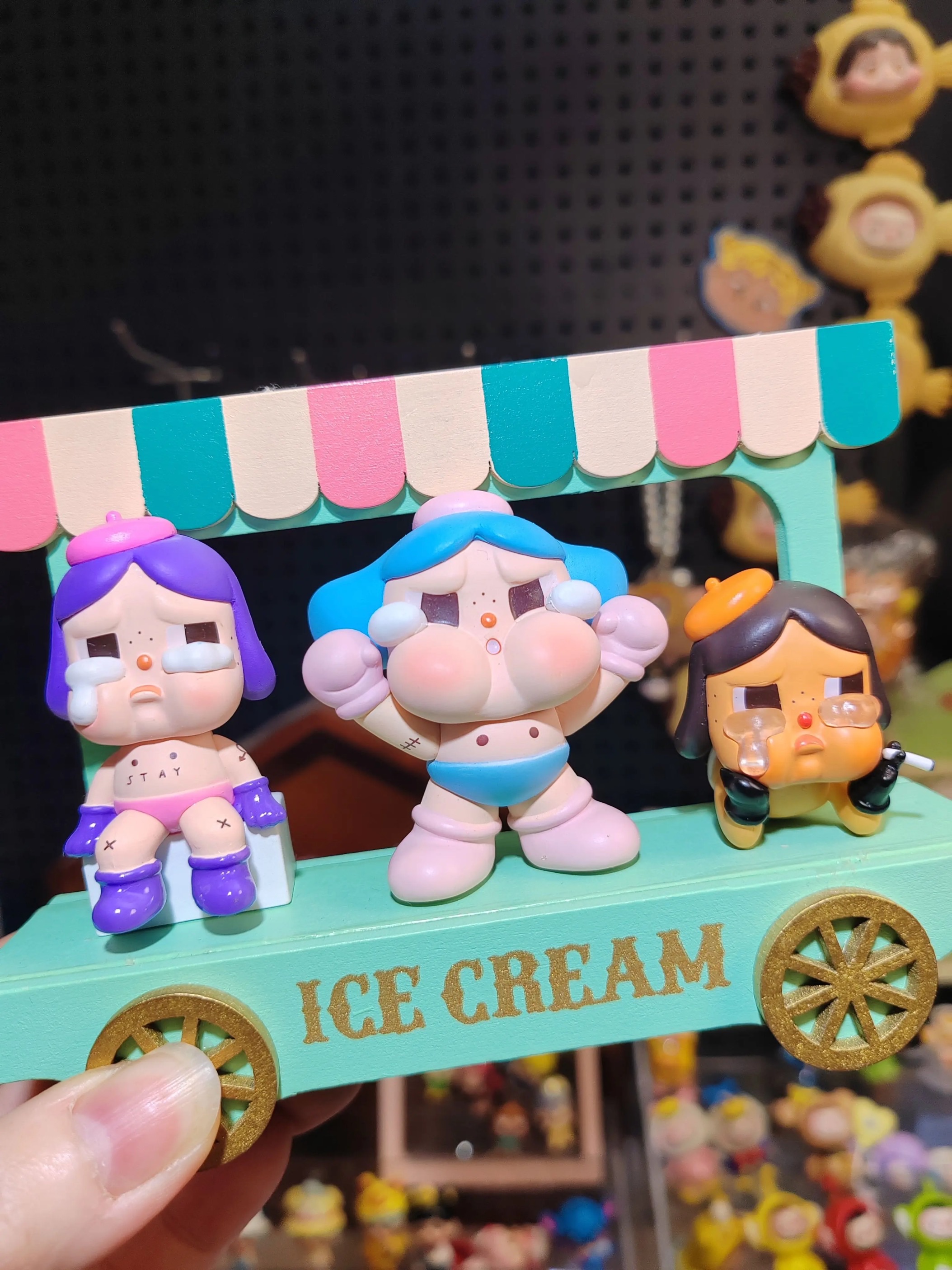 Crybaby哭娃坐姿趴姿拳擊萌粒