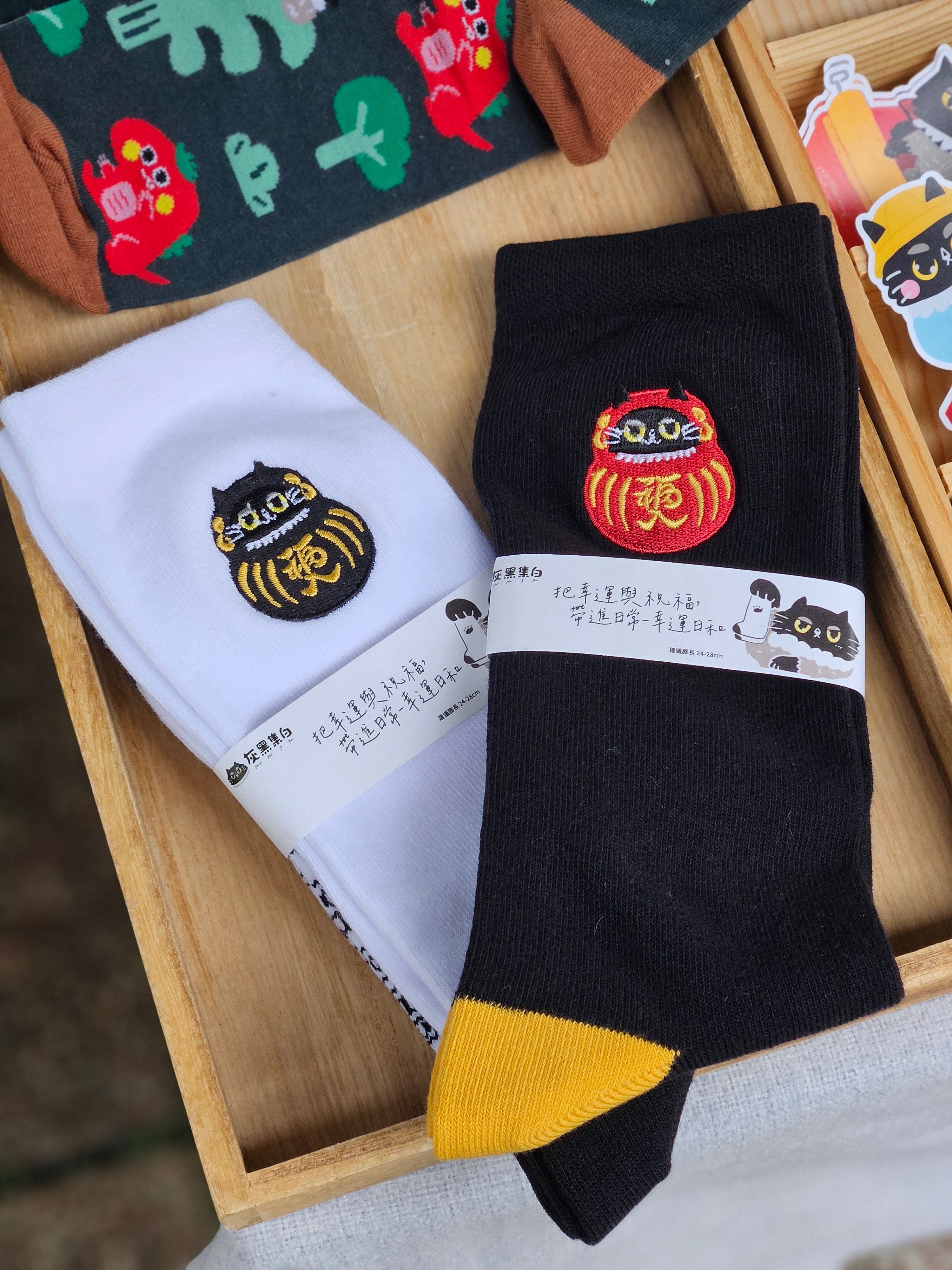 黑貓達摩-步步招福 
黑貓達摩刺繡中筒襪 （刺繡圖案只有外側）