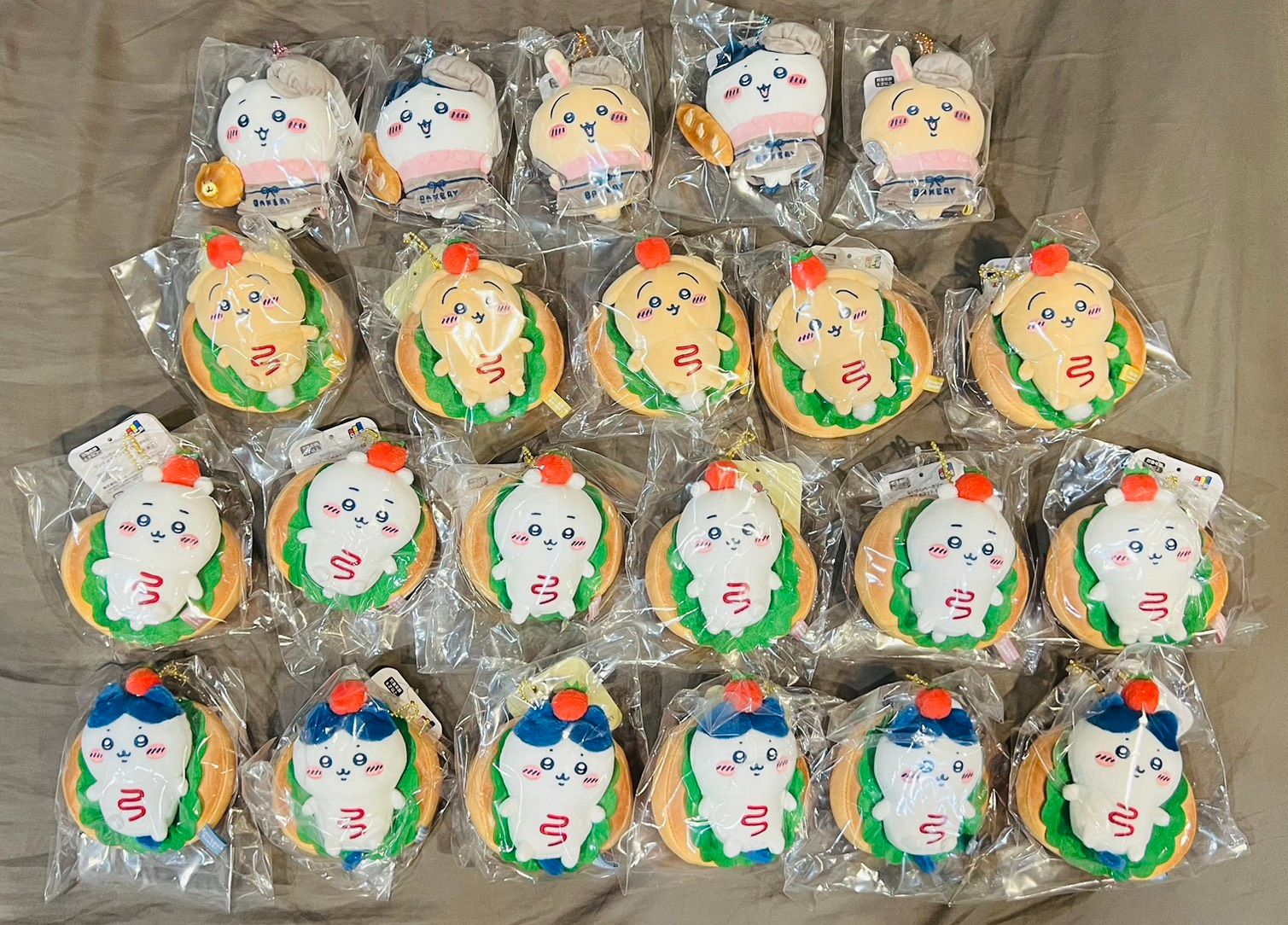 吉伊卡哇 ちいかわ 官方吊飾  麵包店員/熱狗堡系列 （現貨）