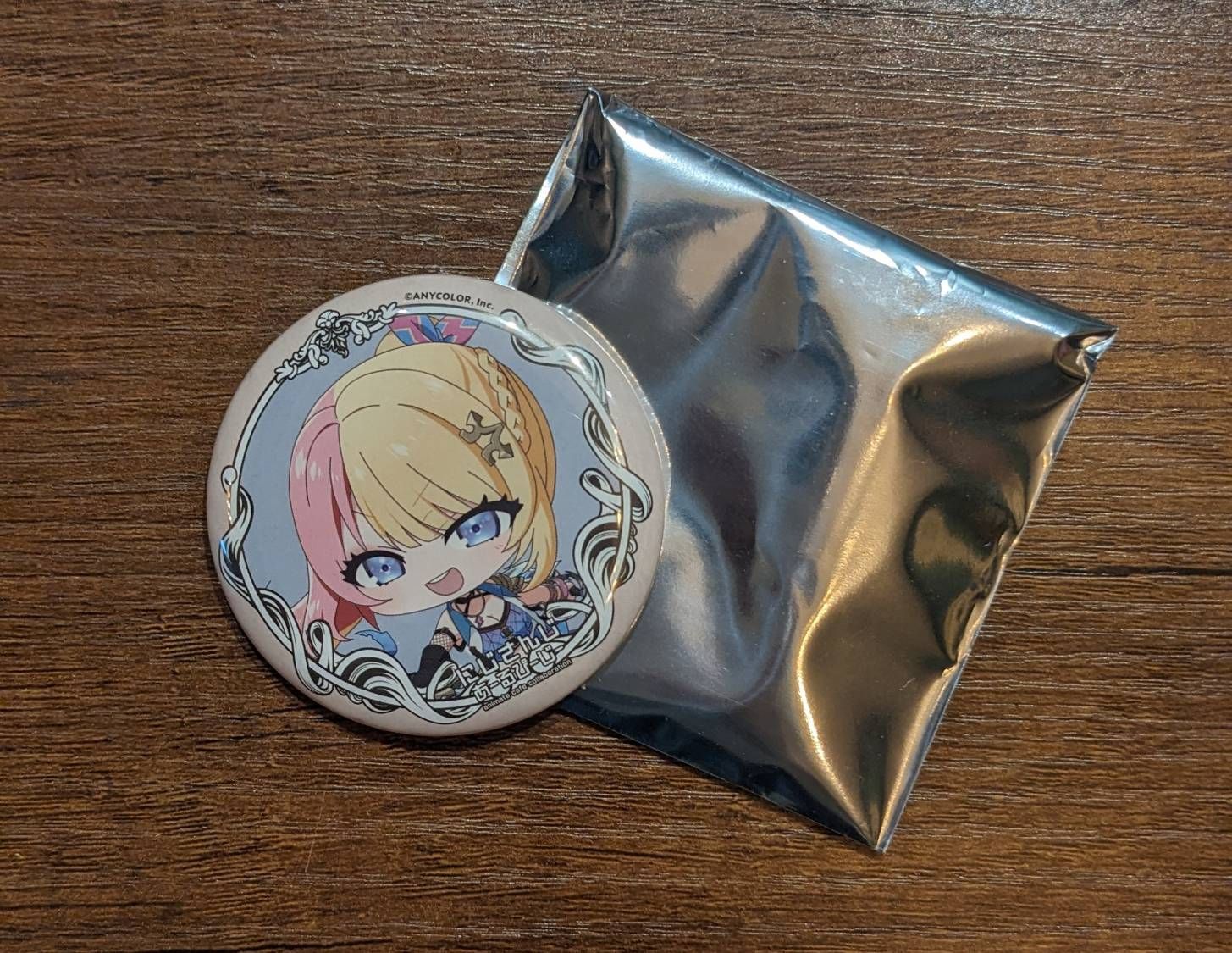 「安利美特咖啡 x NIJISANJI 魔王勇者」胸章