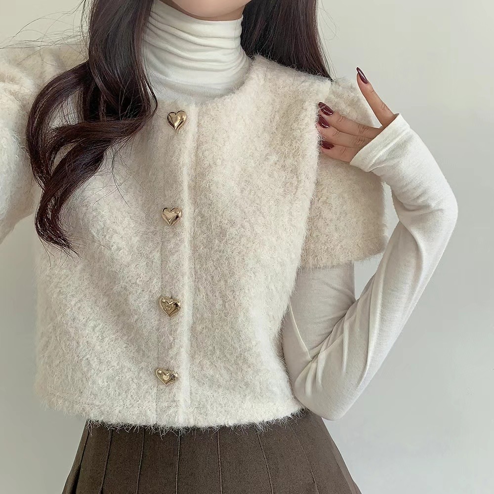 現貨ෆ🏷ʏᴜɴᴀ’s ·韓國代購🇰🇷韓系毛毛愛心釦短袖上衣 3colors