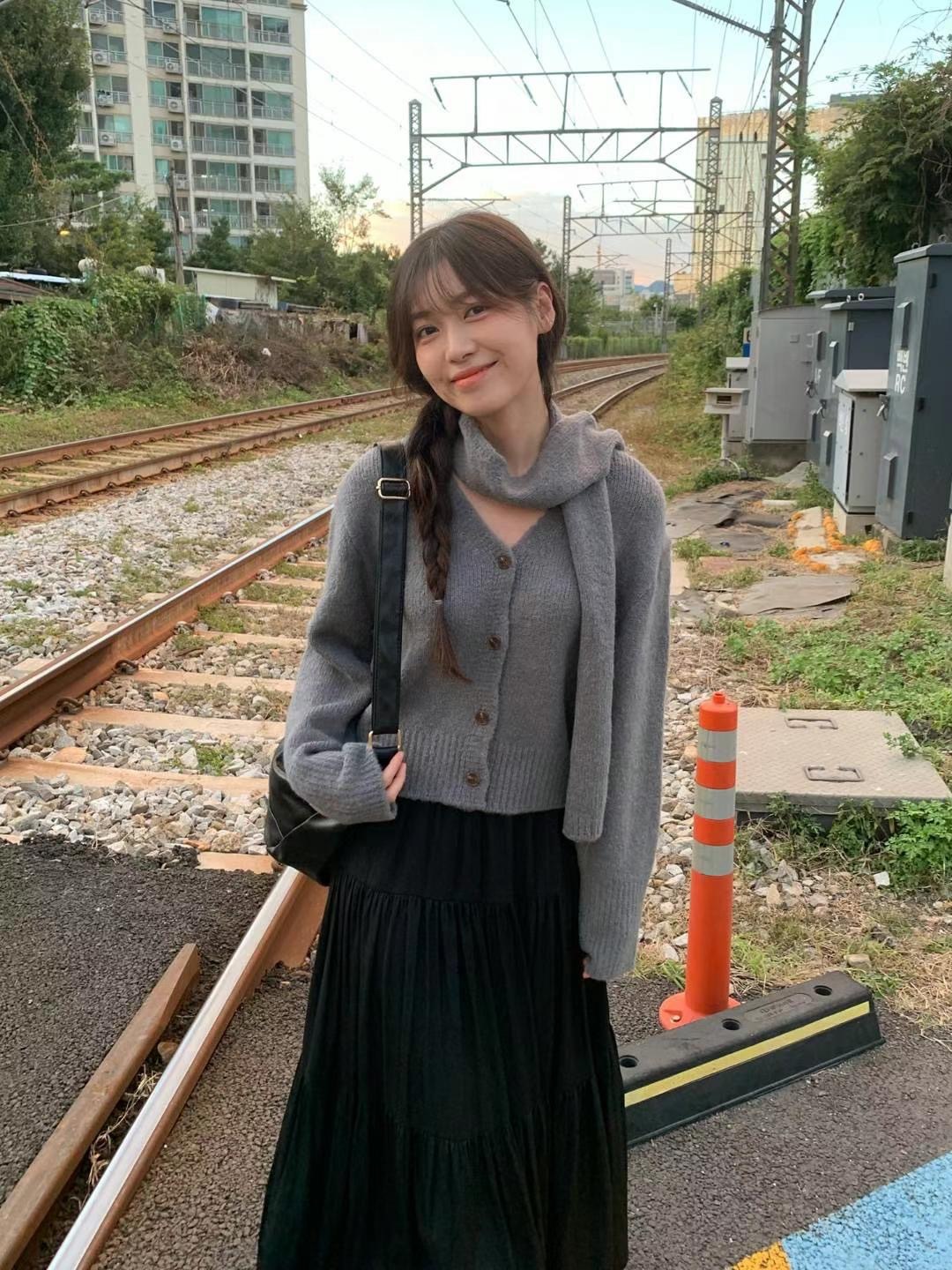 ￼現貨+預購ෆ🏷ʏᴜɴᴀ’s ·正韓代購🇰🇷掛脖V領排扣針織長袖上衣set