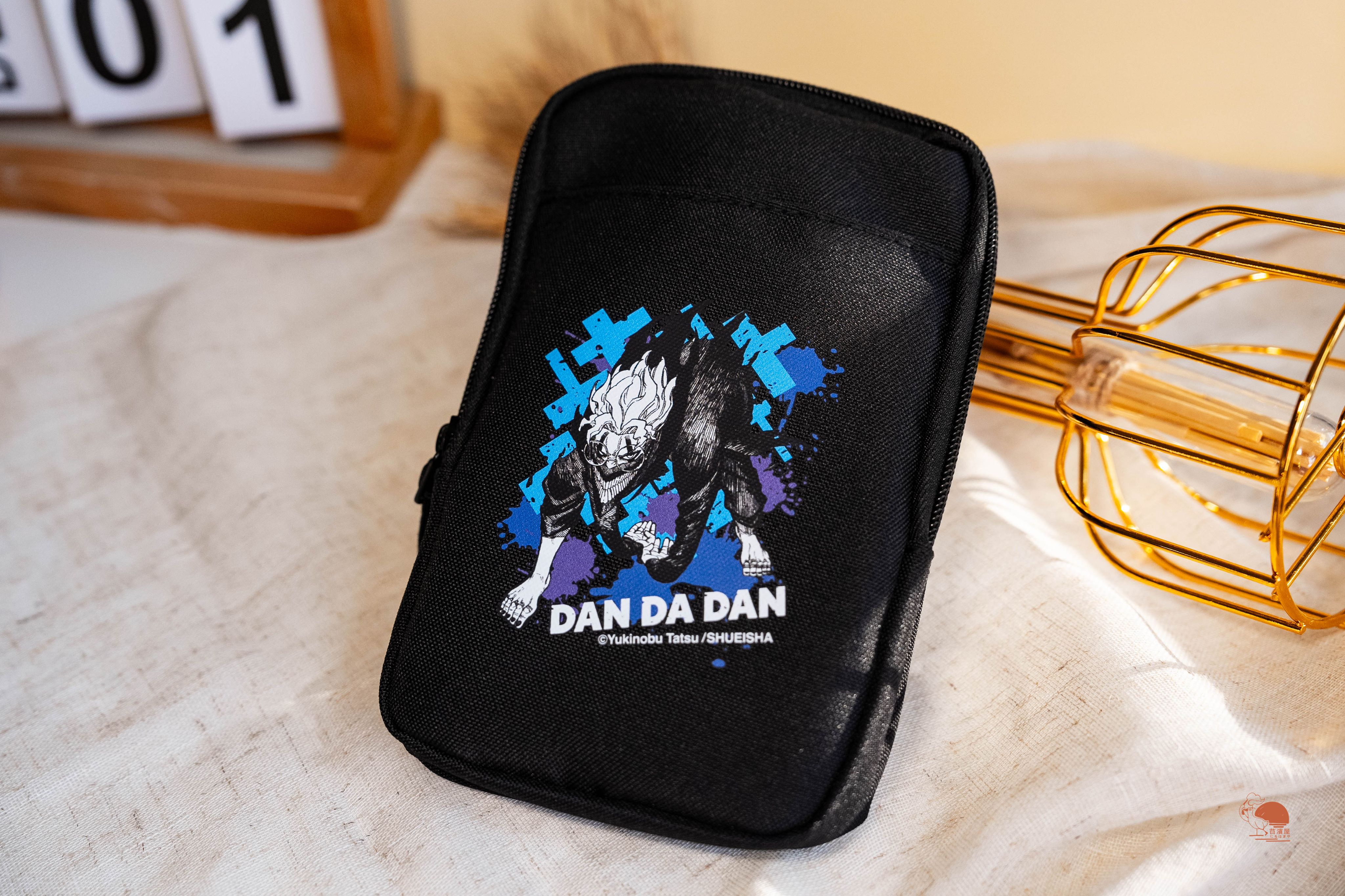 現貨｜DAN DA DAN 膽大黨 日本限定 肩背拉鍊分層多功能隨身小包 含背帶