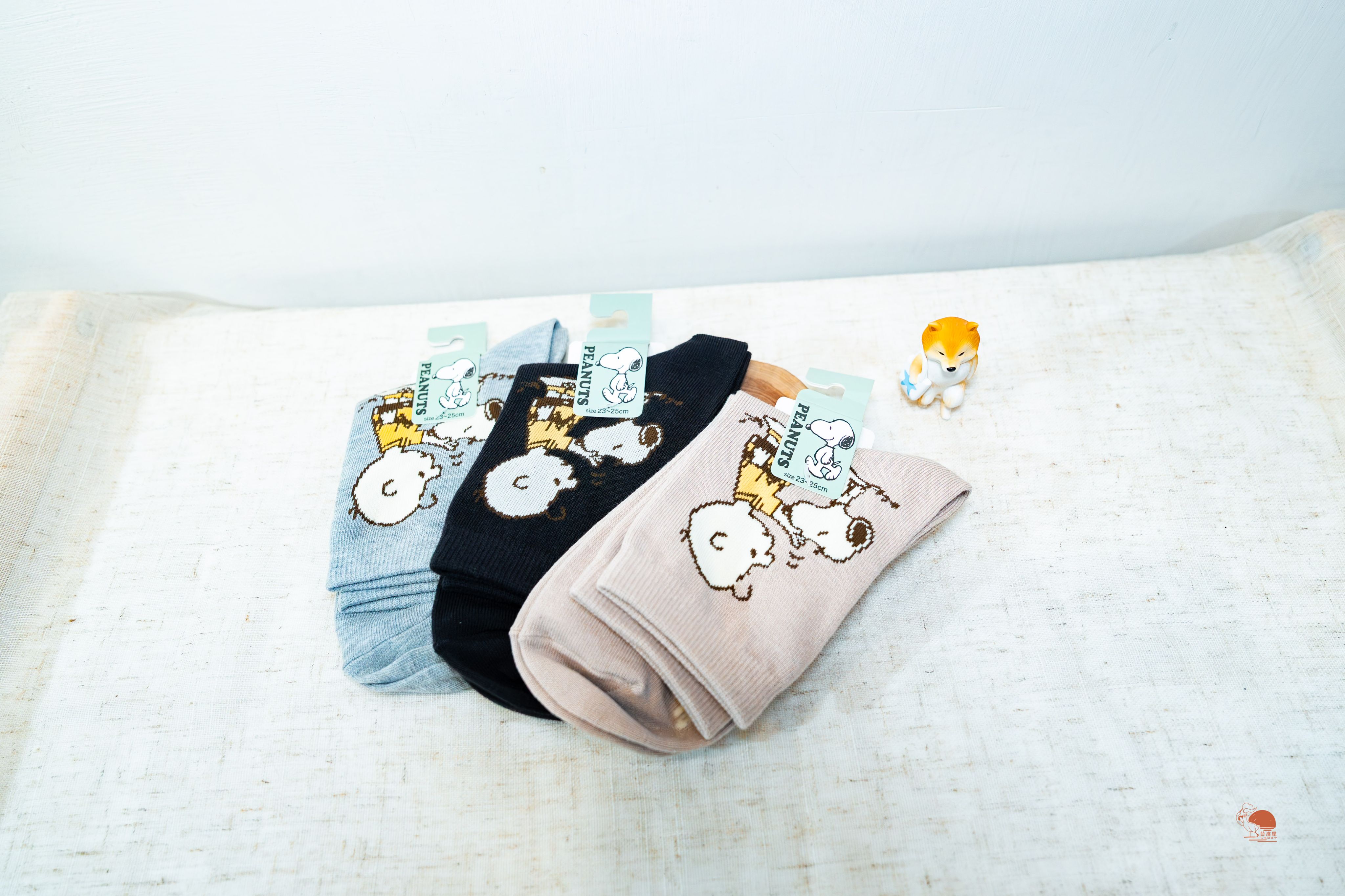 現貨 日本 SNOOPY 史努比 查理布朗 PEANUTS 擁抱款 中筒襪 襪子 棉襪