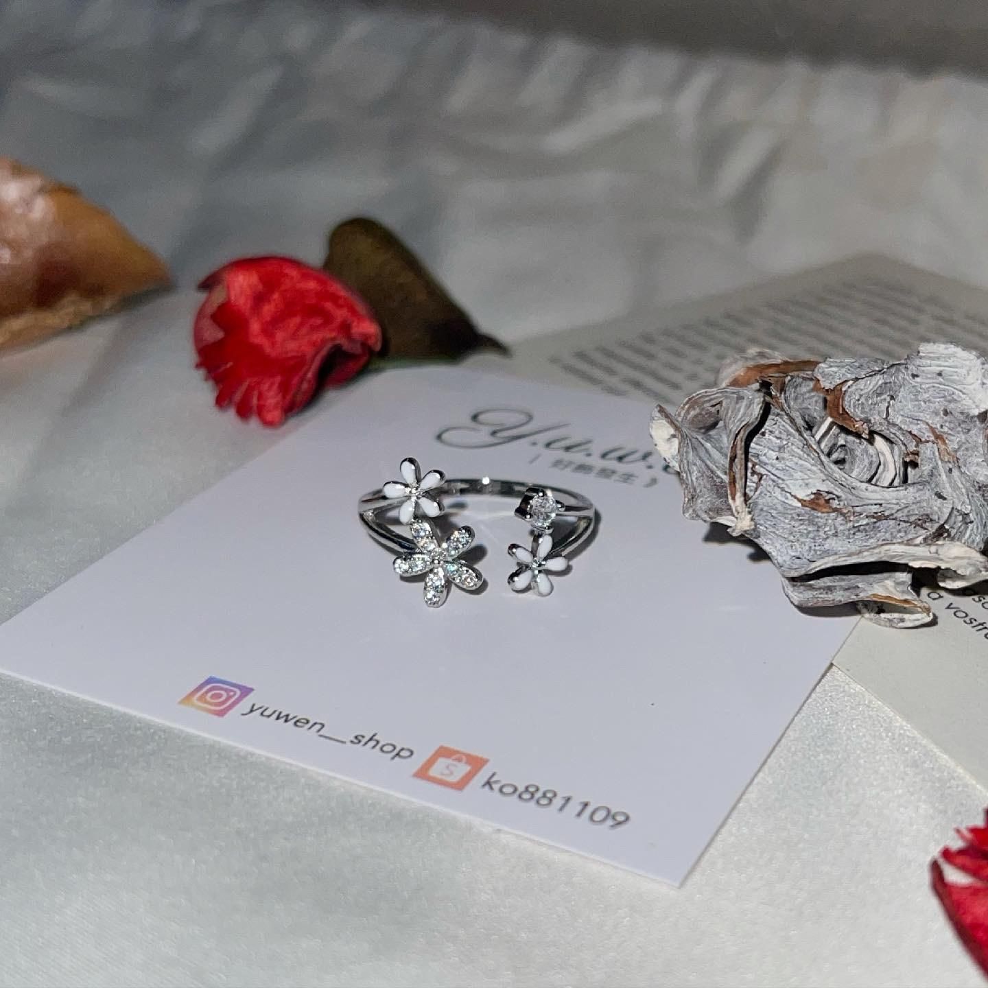 超熱銷滴釉白花朵蝴蝶戒指【現貨】