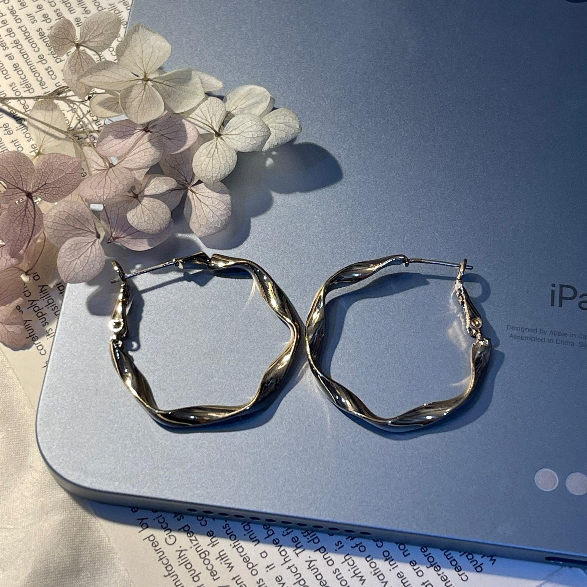 歐美簡約彎曲金圈耳環【現貨】