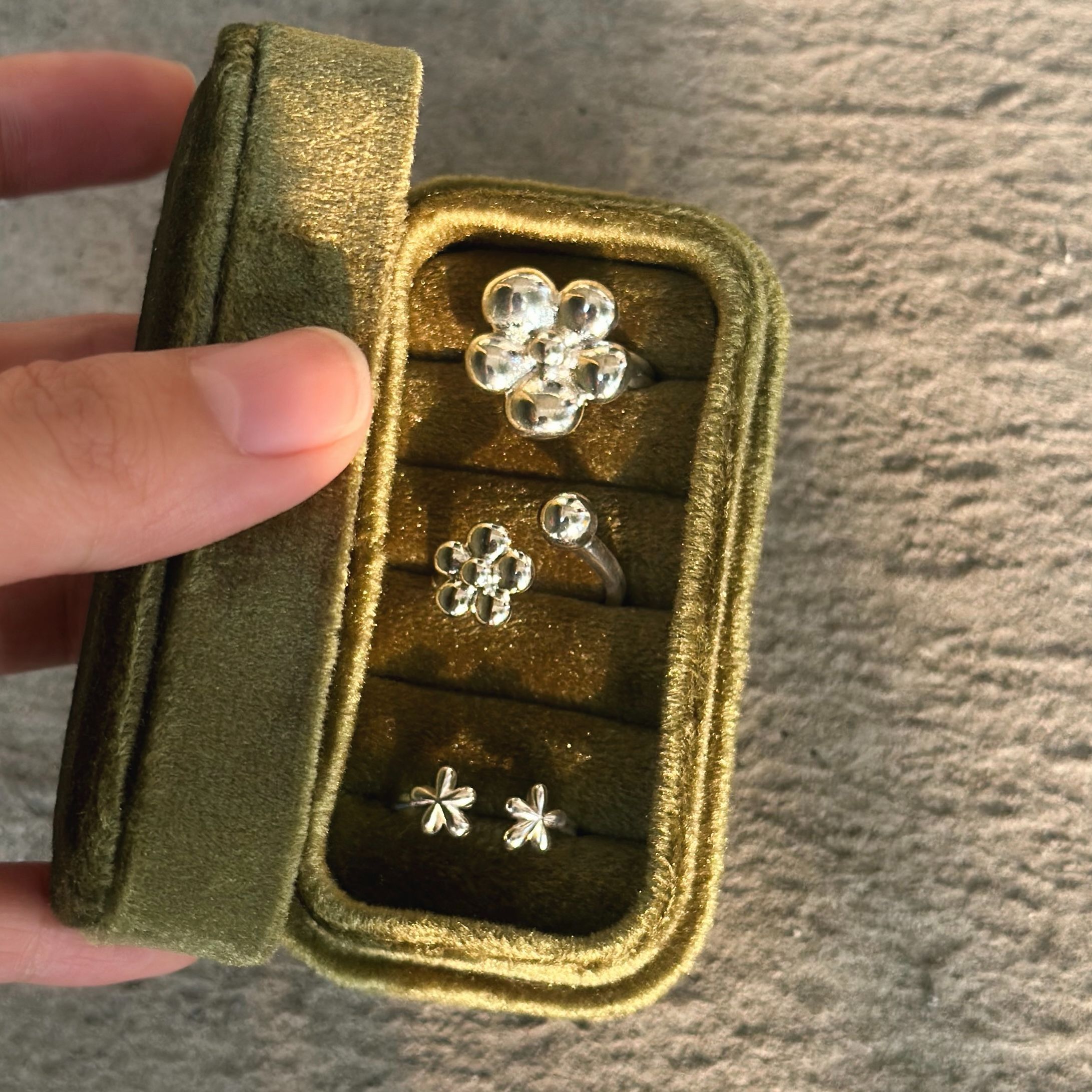 綠色絨布飾品盒💚（無拉鍊、不含飾品） 如需購買飾品私訊ig