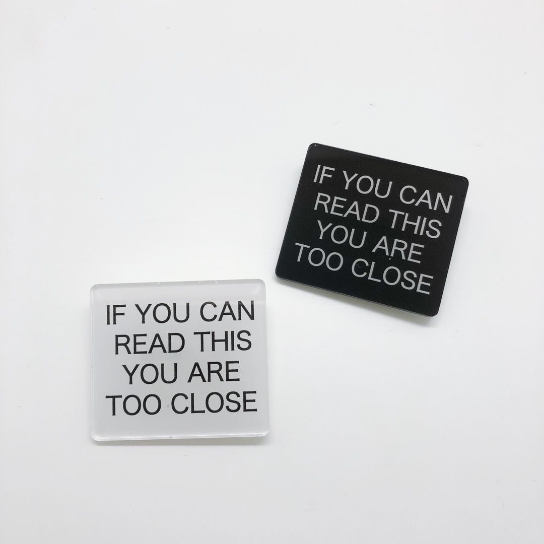 社恐I人必備😀你離我太近囉 別針