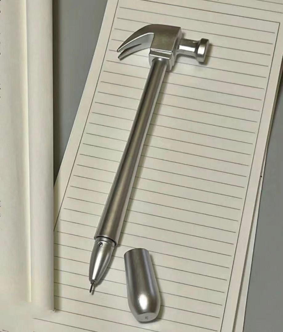 不爽就拿起來捶同事或同學😎🔨好好玩的錘子筆 也很好寫！