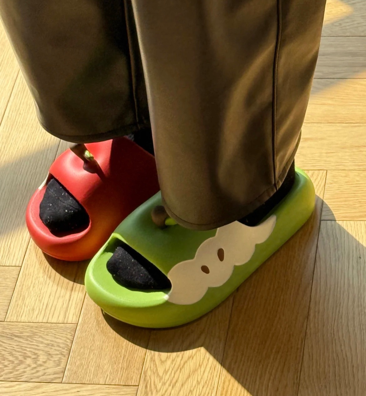 「成年人的可愛」好走不掉不臭 超可愛立體蘋果拖鞋🍎