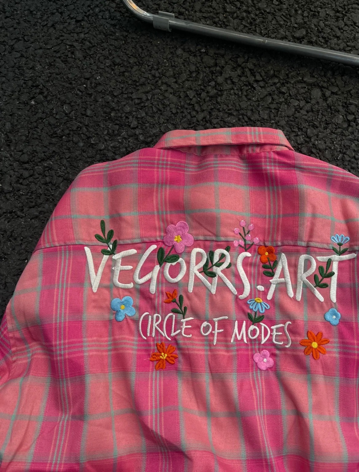 初春完美穿搭💐不會撞款的格子襯衫✨刺繡花朵格紋襯衫外套（黃/粉2色）可當情侶外套！